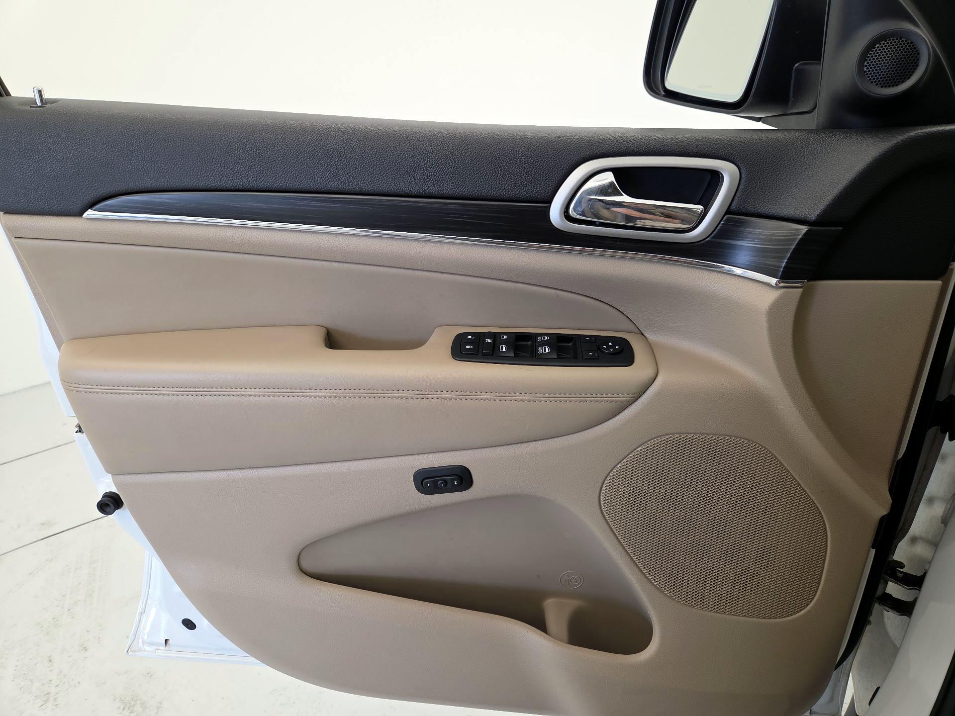 Thumbnail: 2020 Jeep Grand Cherokee - 12