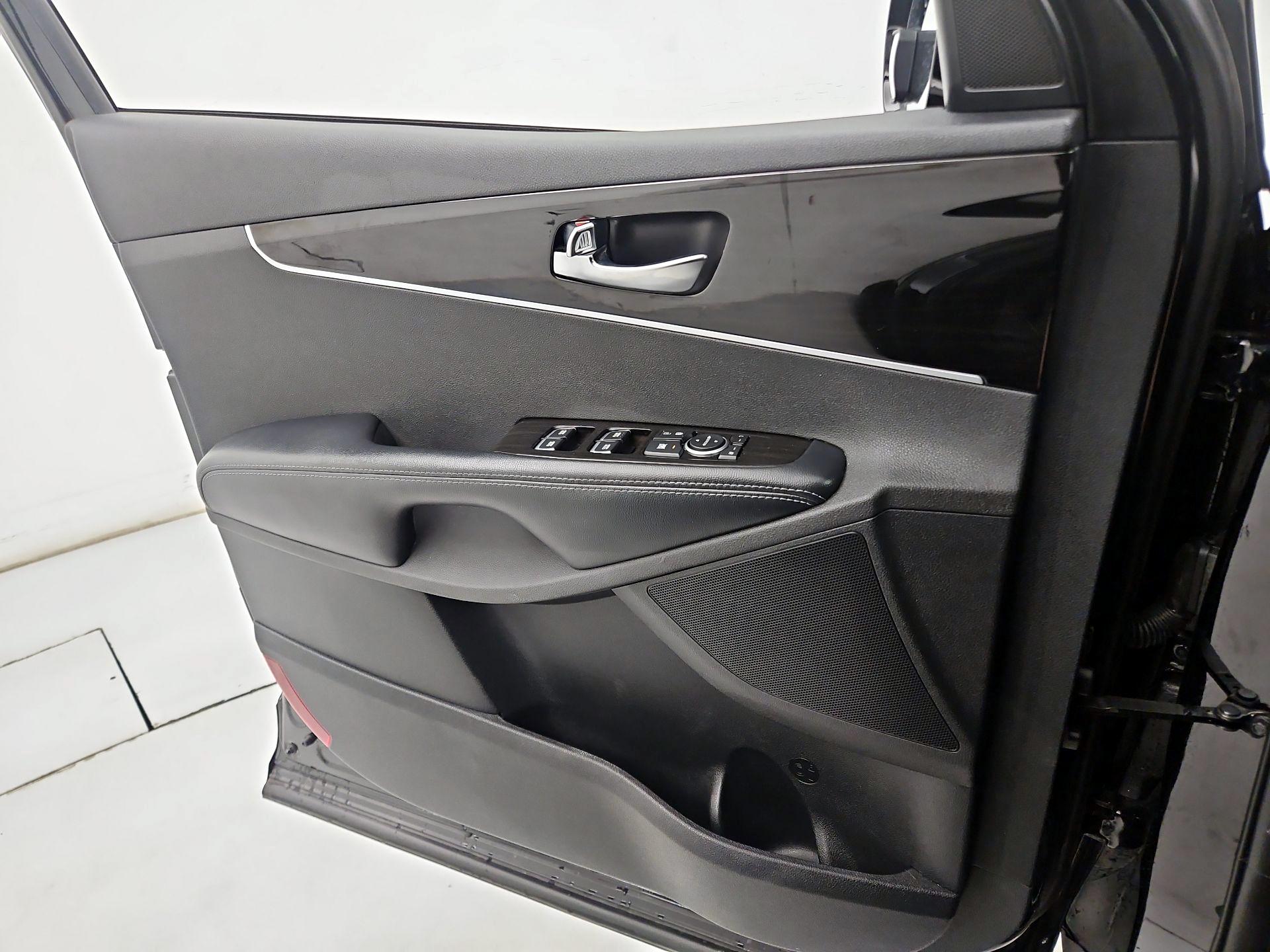 Thumbnail: 2020 Kia Sorento - 12