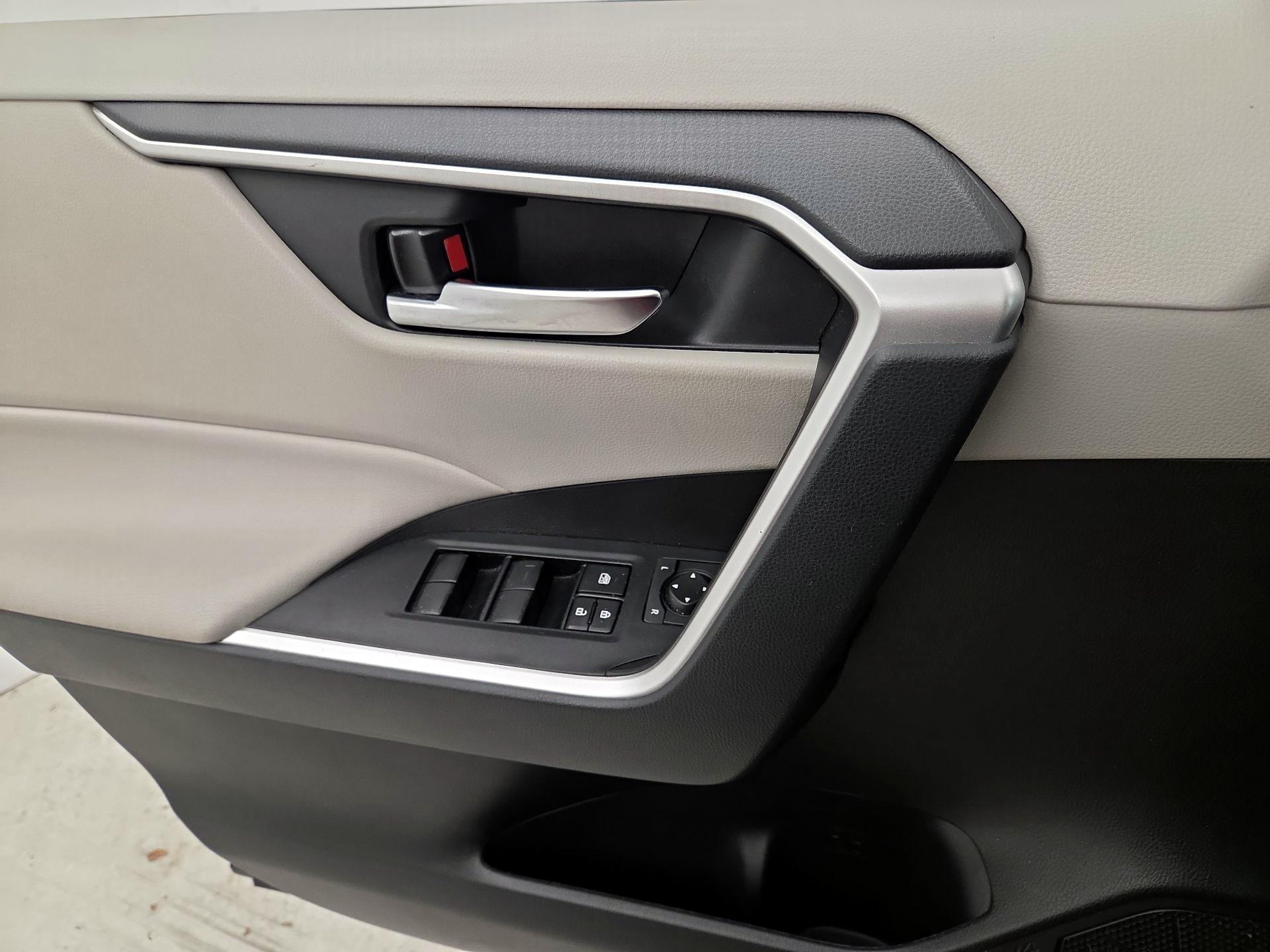 Thumbnail: 2020 Toyota RAV4 - 12