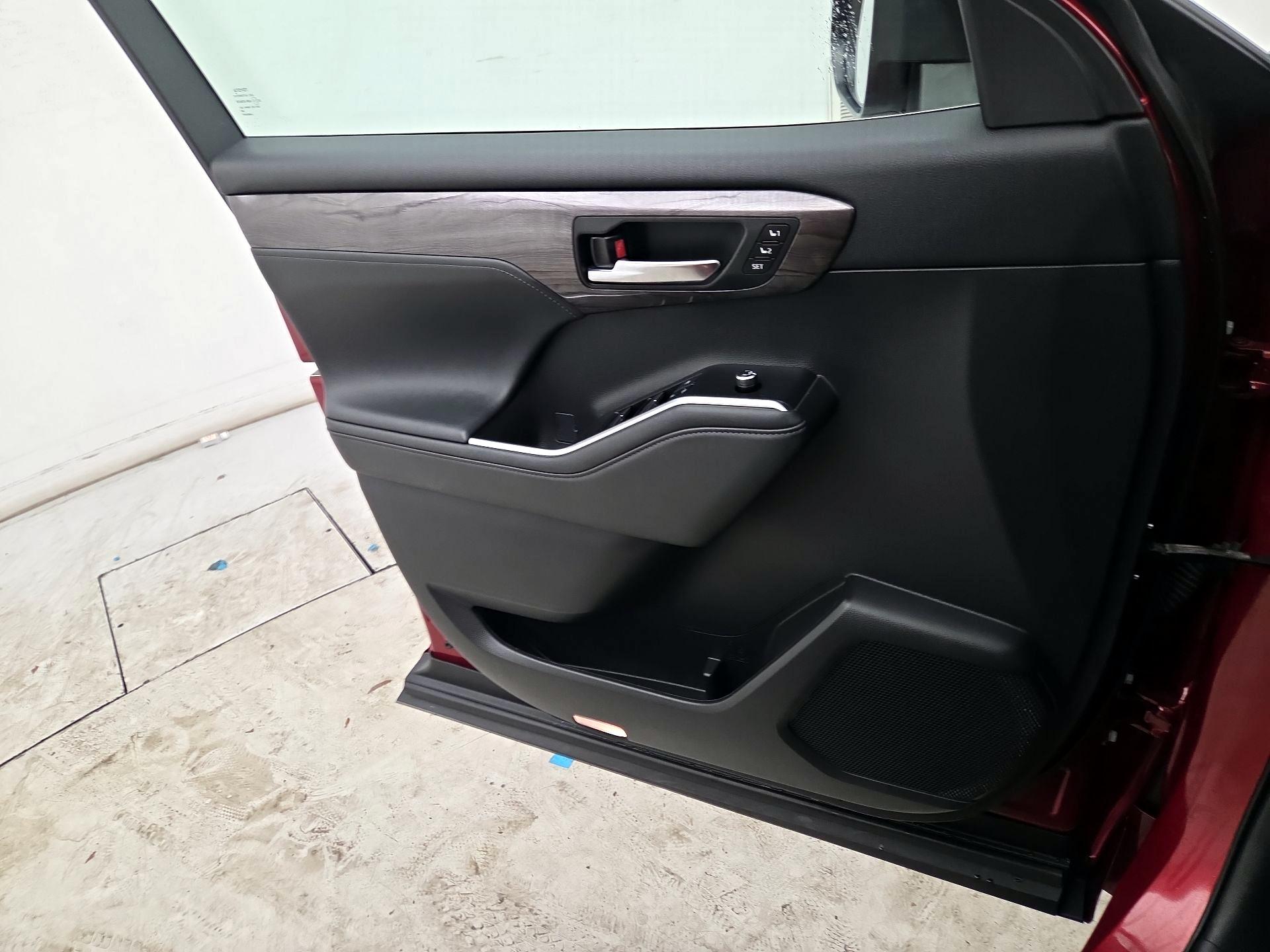 Thumbnail: 2022 Toyota Highlander - 12