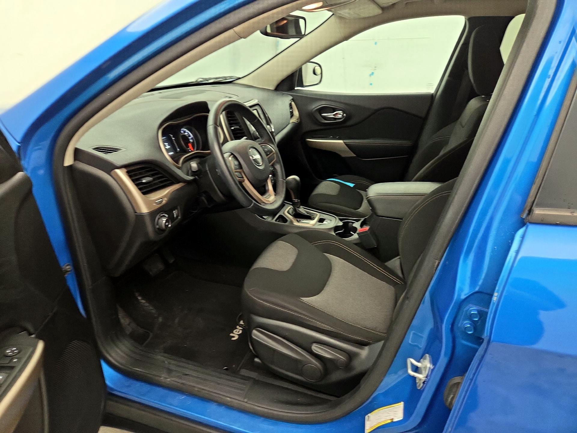 Thumbnail: 2018 Jeep Cherokee - 11