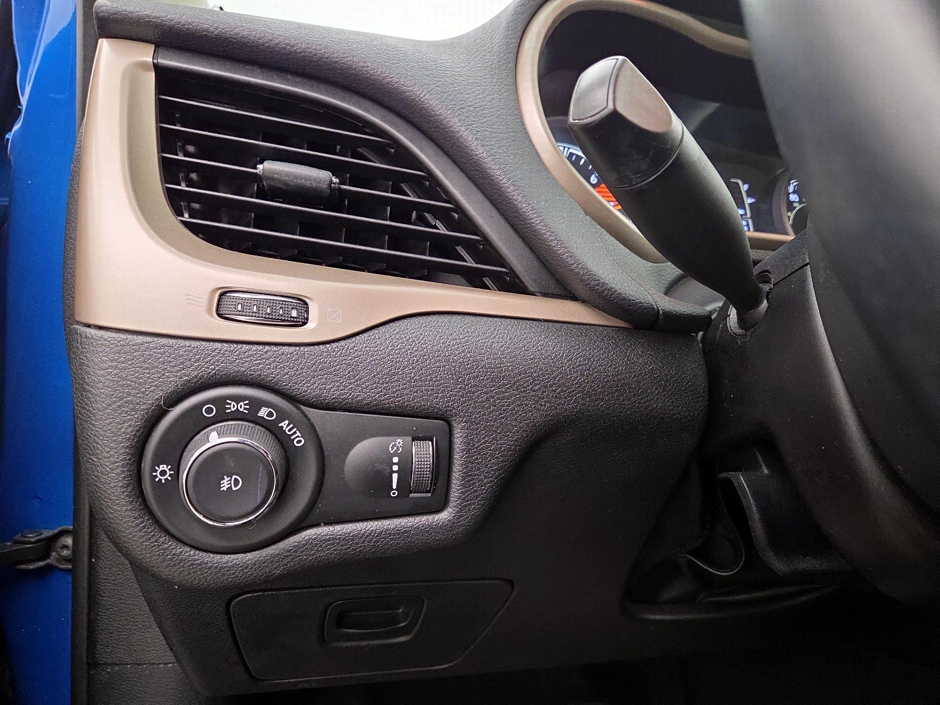 Thumbnail: 2018 Jeep Cherokee - 13