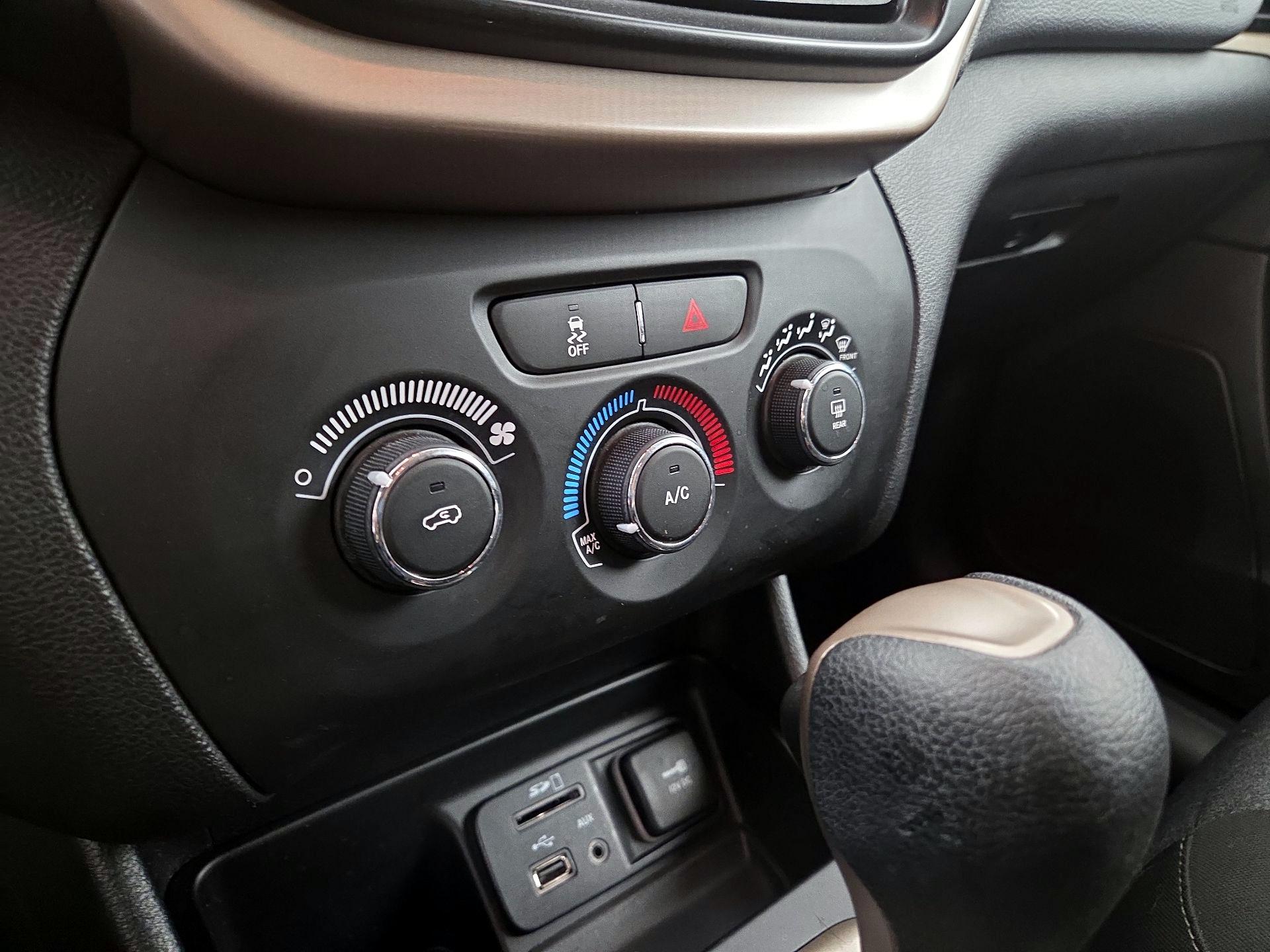 Thumbnail: 2018 Jeep Cherokee - 16