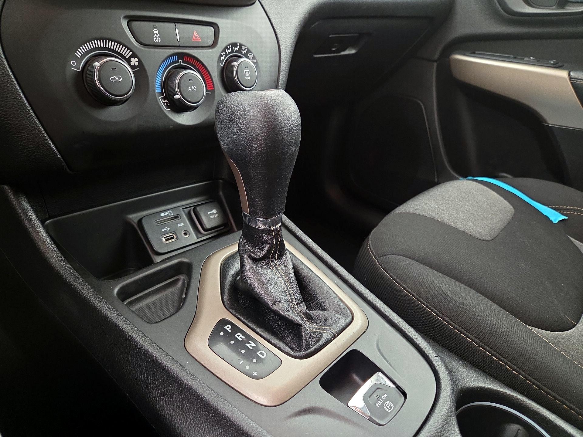 Thumbnail: 2018 Jeep Cherokee - 17