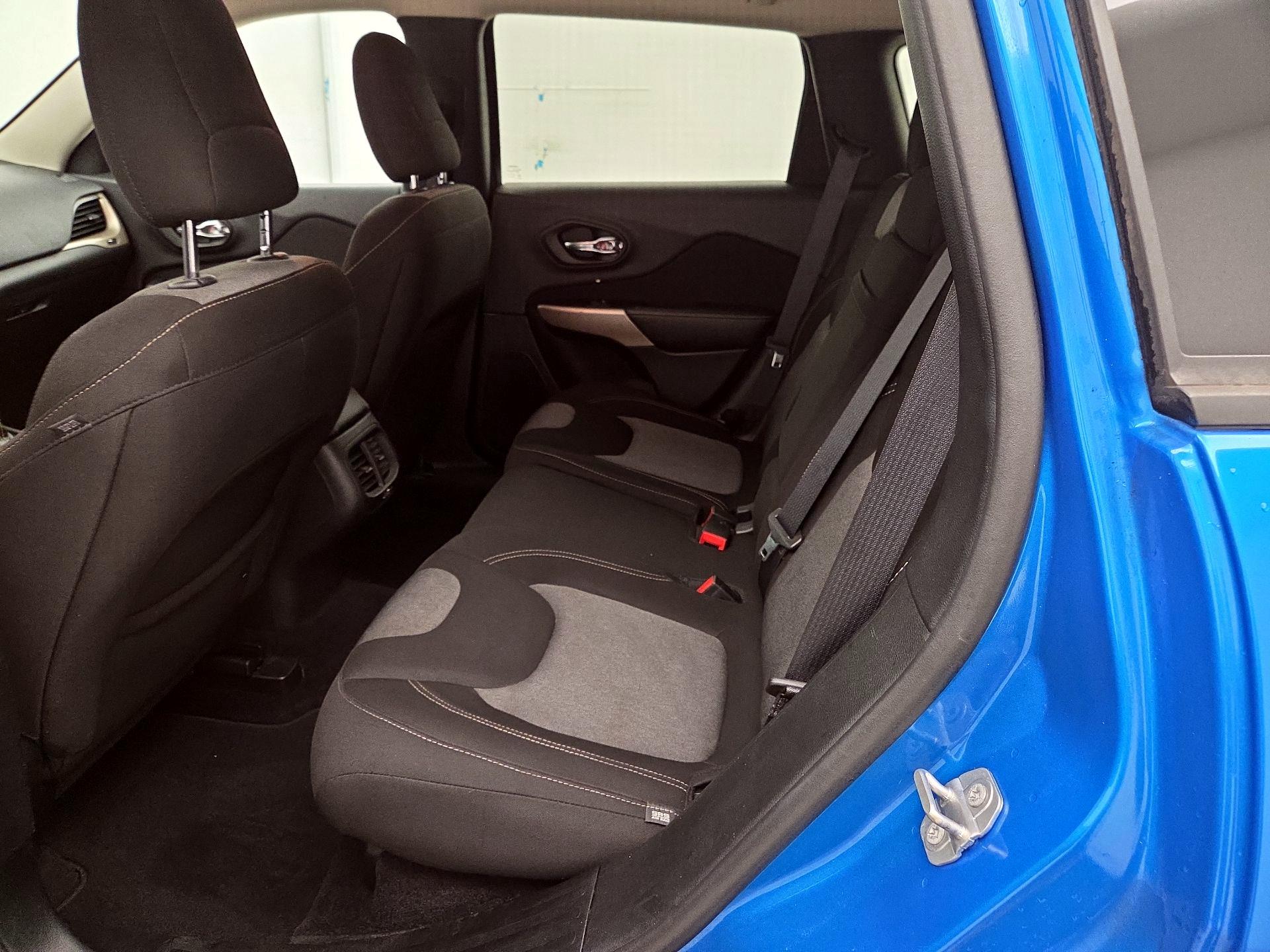 Thumbnail: 2018 Jeep Cherokee - 19