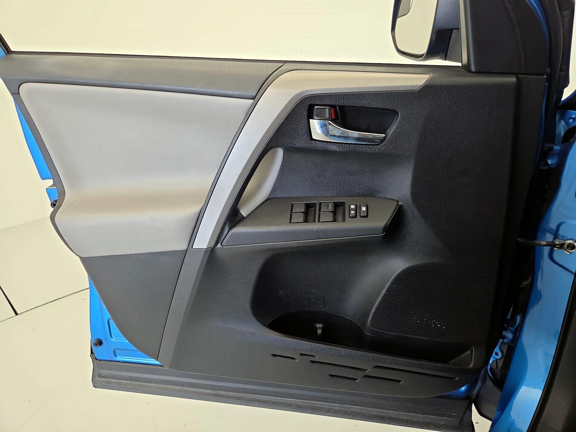 Thumbnail: 2017 Toyota RAV4 - 12