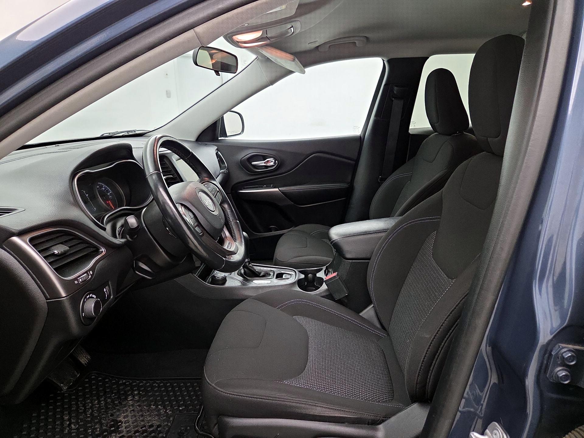 Thumbnail: 2020 Jeep Cherokee - 11