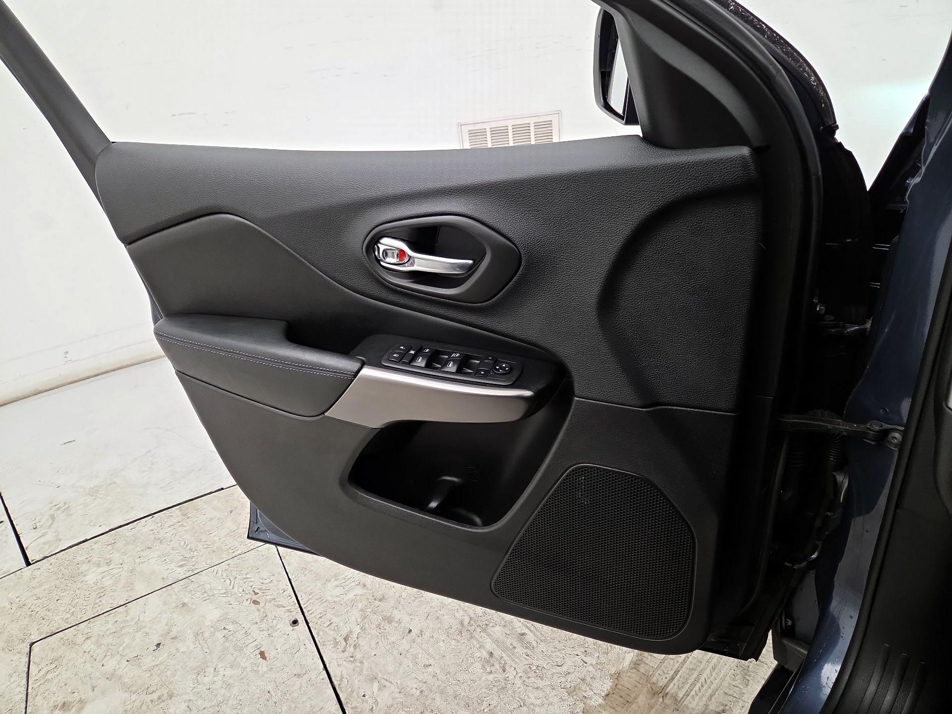 Thumbnail: 2020 Jeep Cherokee - 12