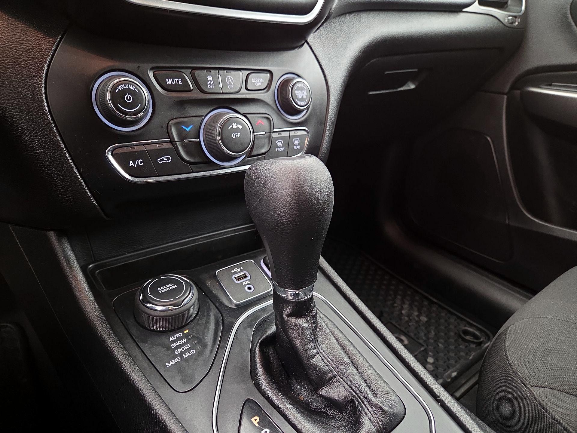 Thumbnail: 2020 Jeep Cherokee - 17