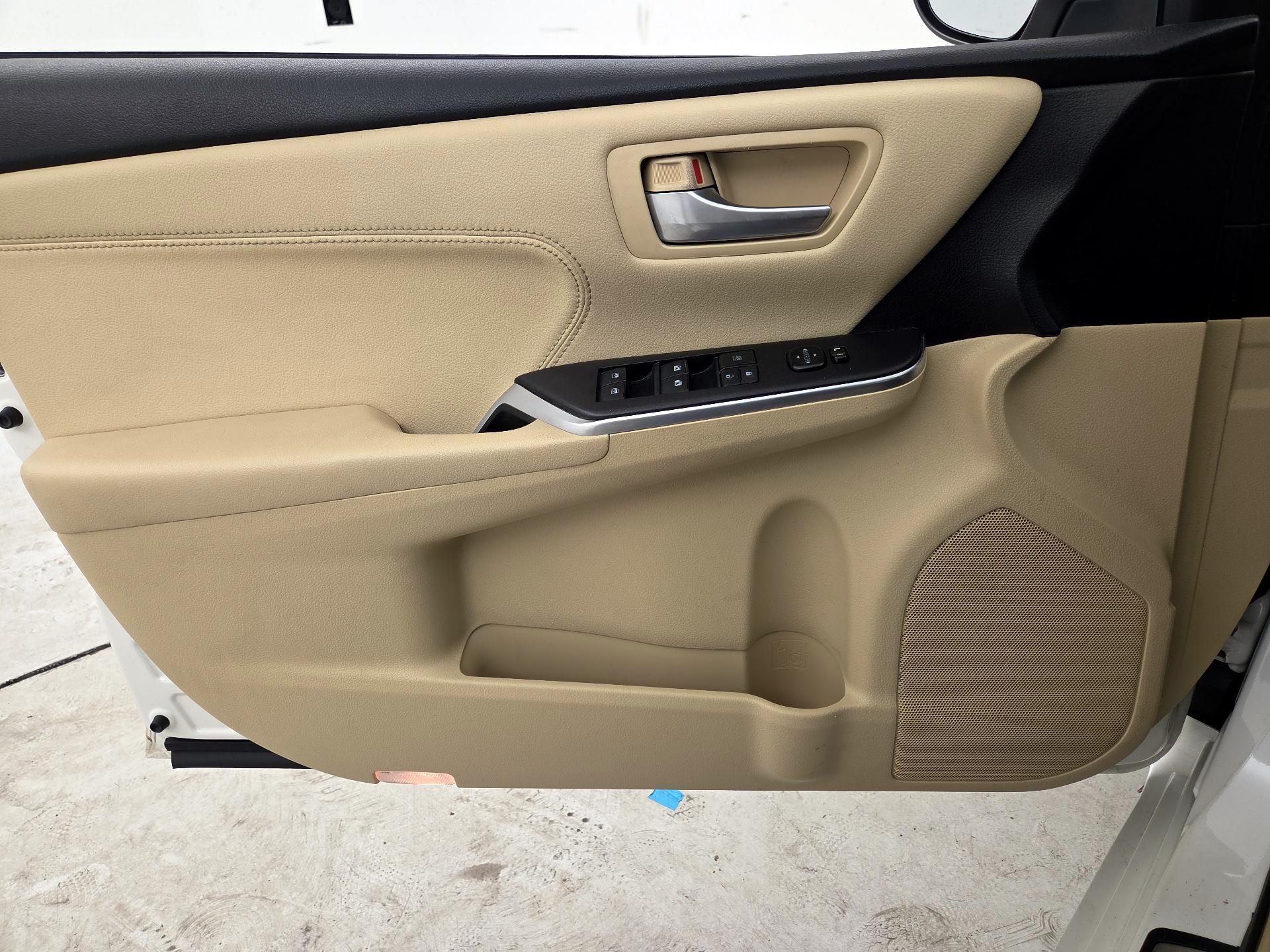 Thumbnail: 2015 Toyota Camry - 12