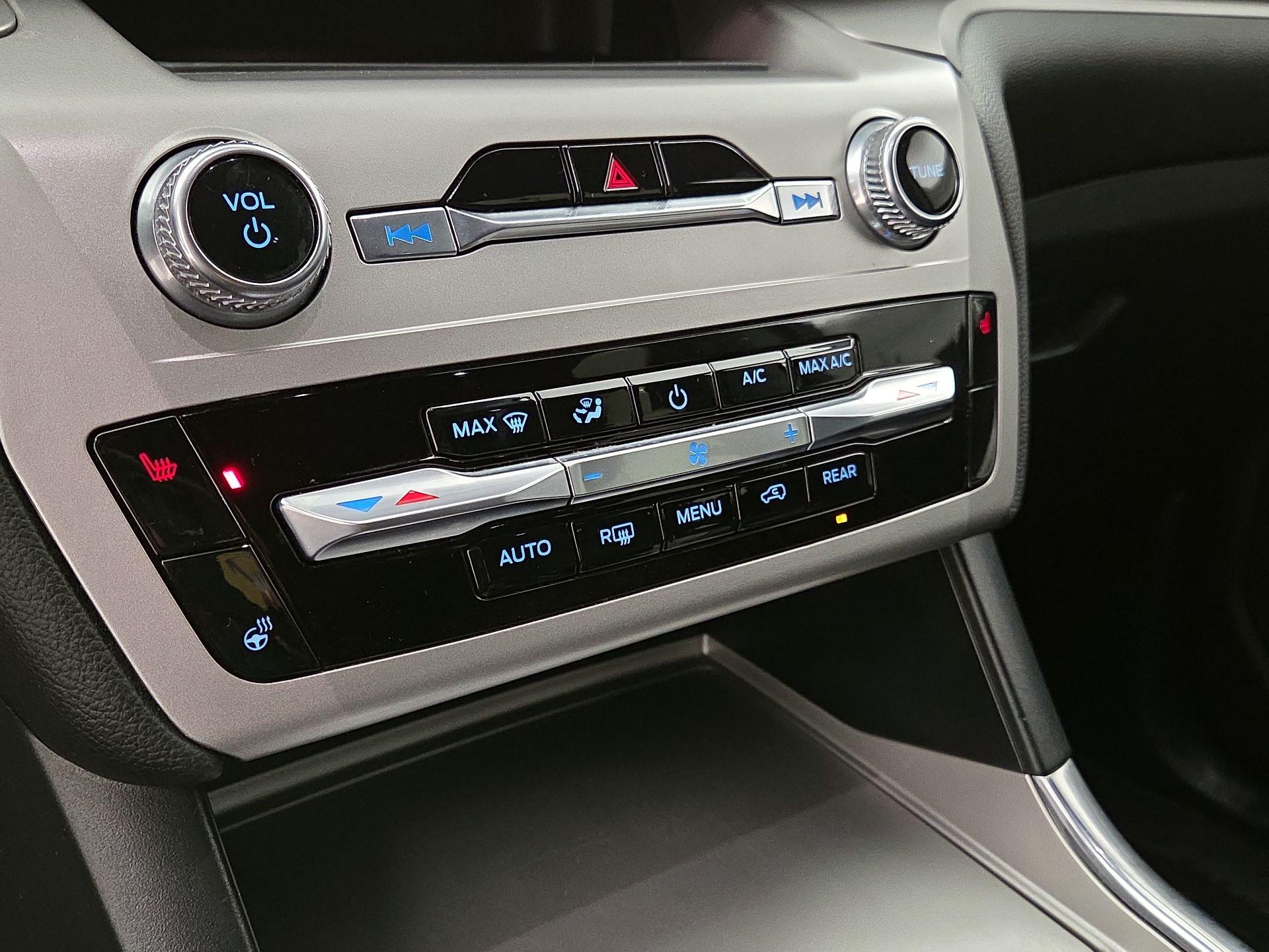 Thumbnail: 2022 Ford Explorer - 16