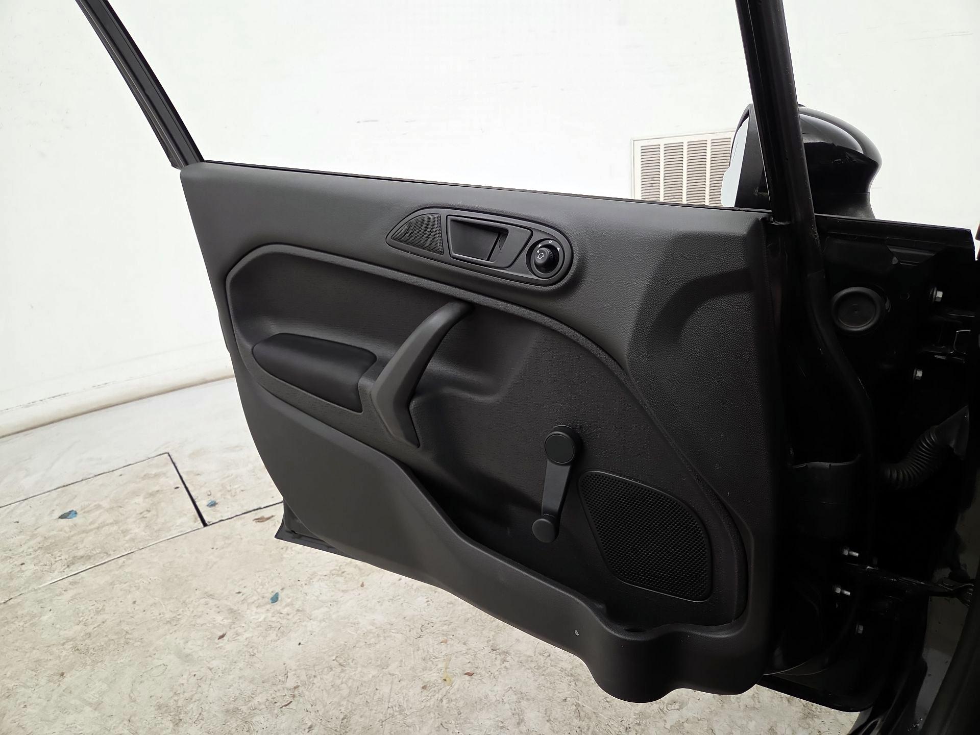 Thumbnail: 2015 Ford Fiesta - 12