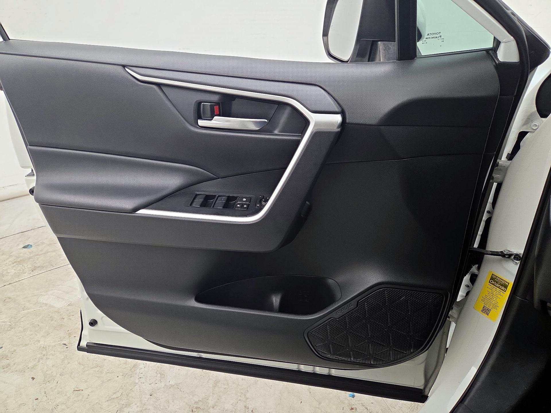 Thumbnail: 2020 Toyota RAV4 - 12