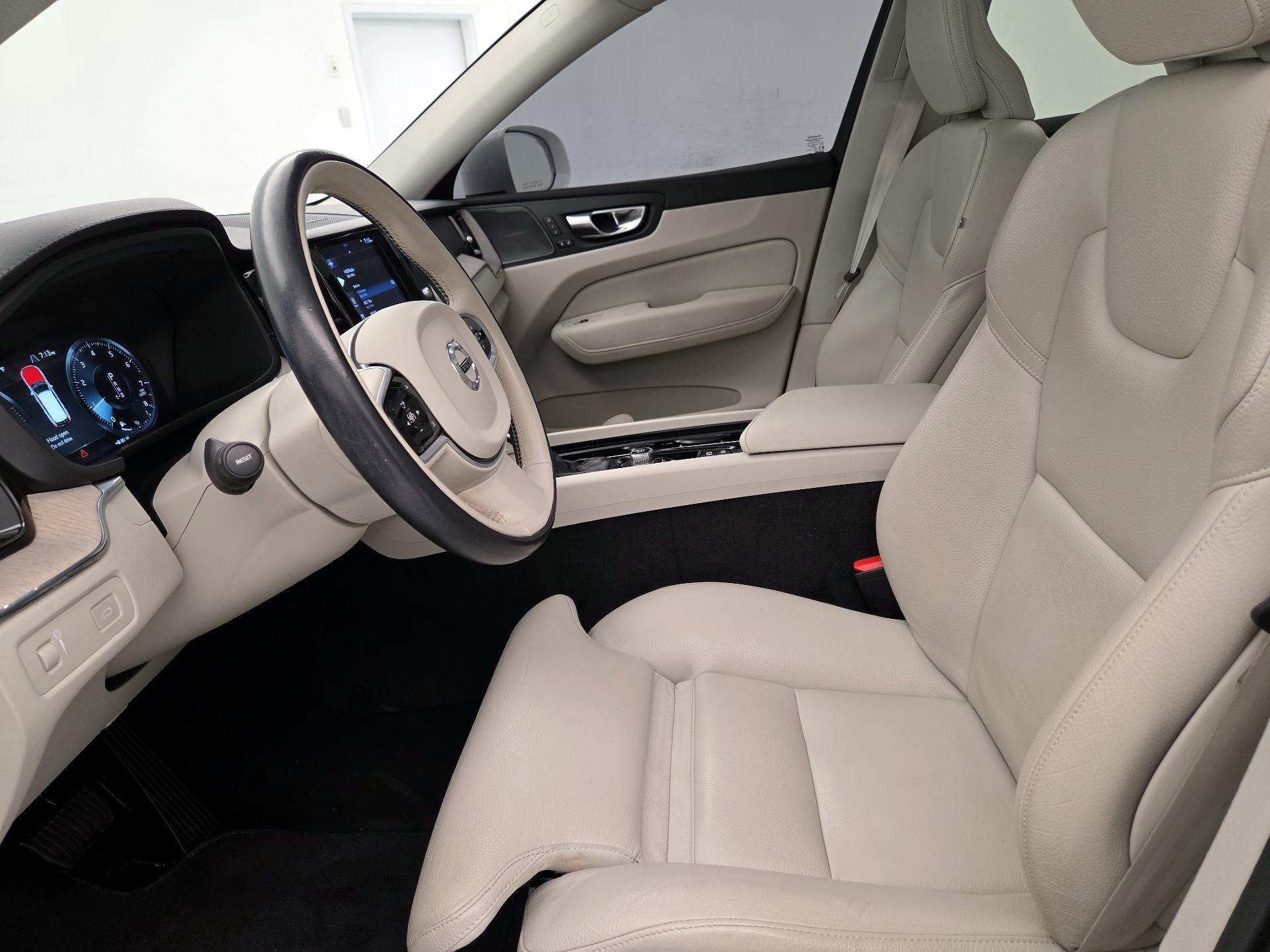 Thumbnail: 2020 Volvo XC60 - 11