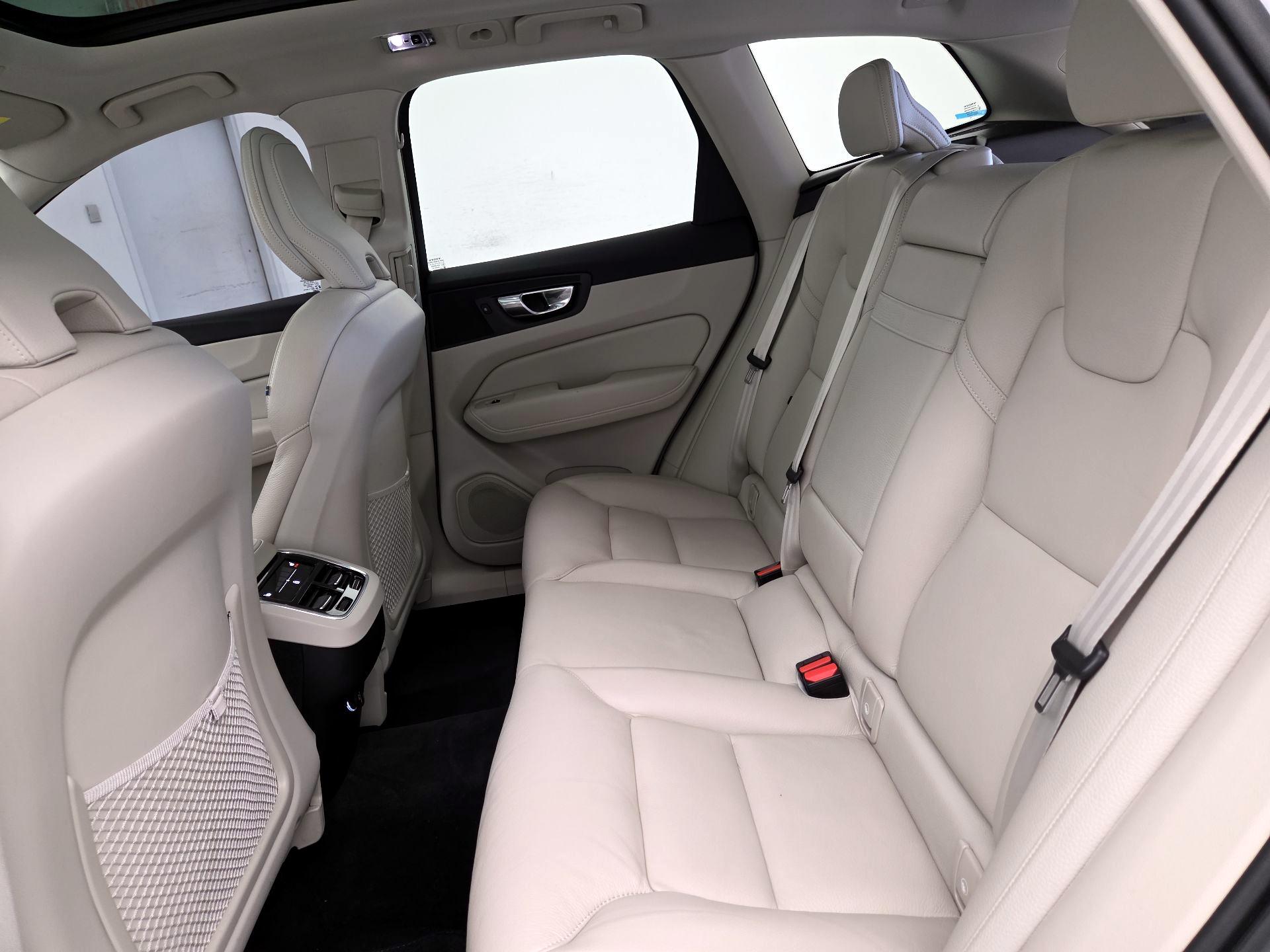 Thumbnail: 2020 Volvo XC60 - 20