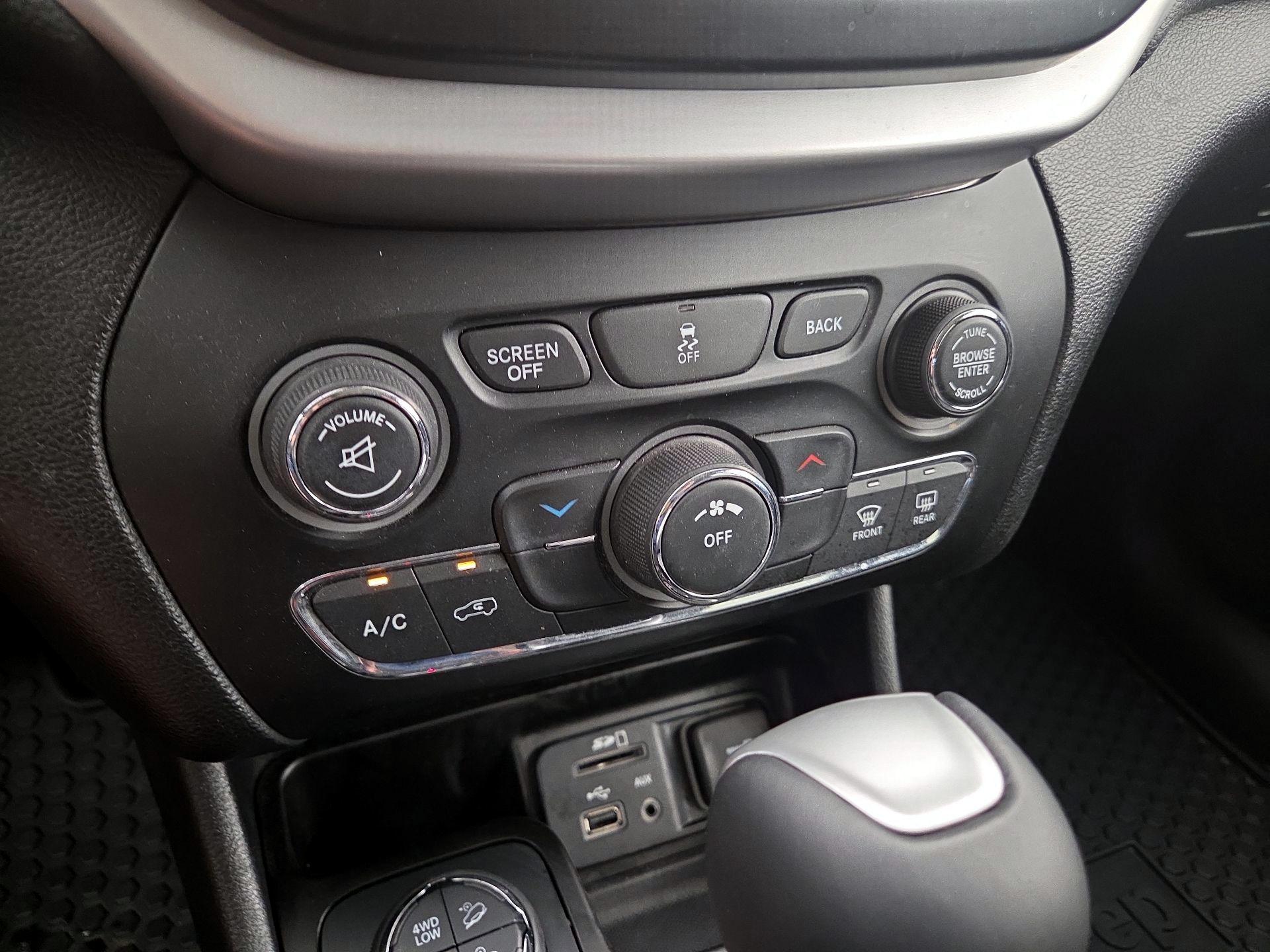 Thumbnail: 2014 Jeep Cherokee - 16