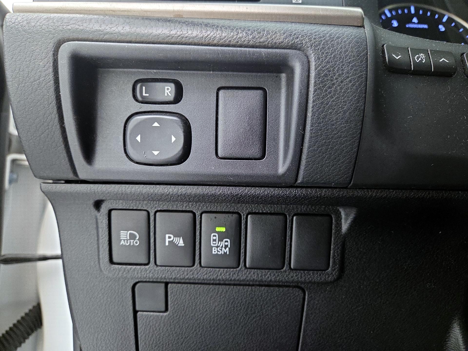 Thumbnail: 2016 Lexus ES - 13