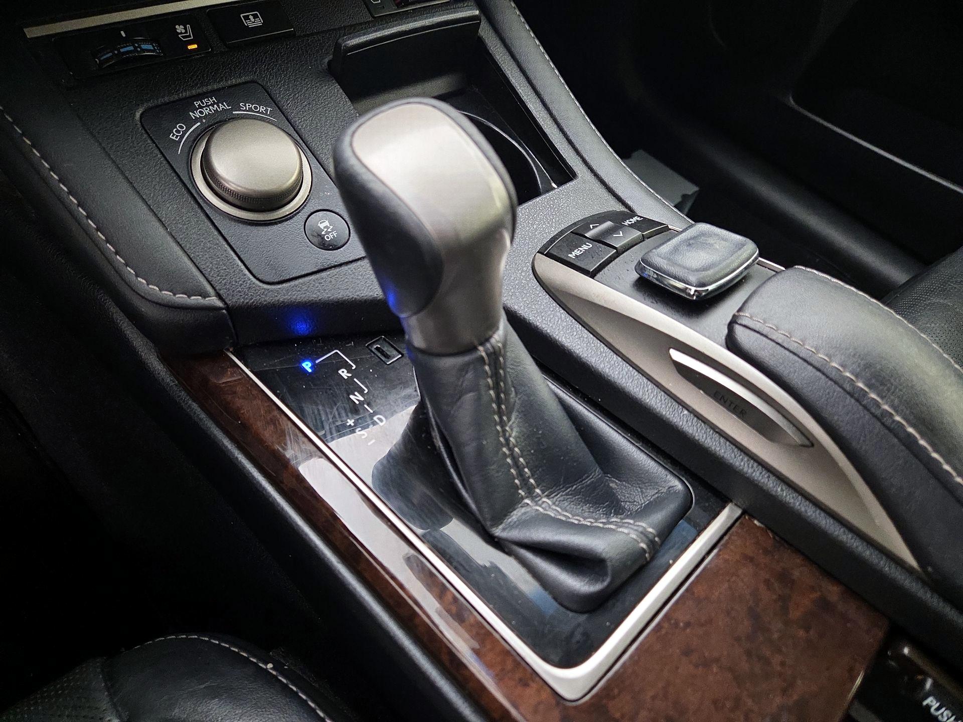 Thumbnail: 2016 Lexus ES - 17