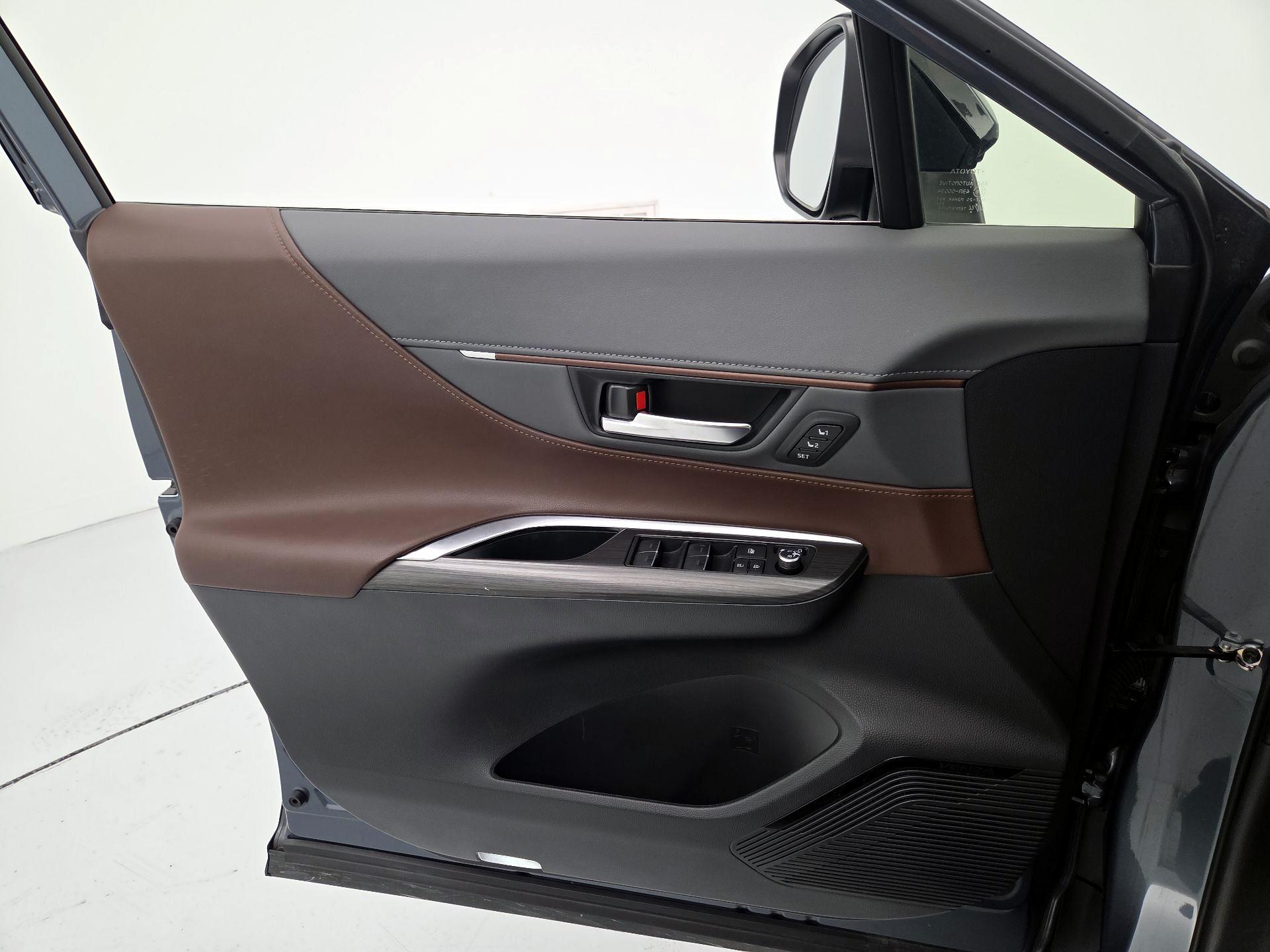 Thumbnail: 2021 Toyota Venza - 12