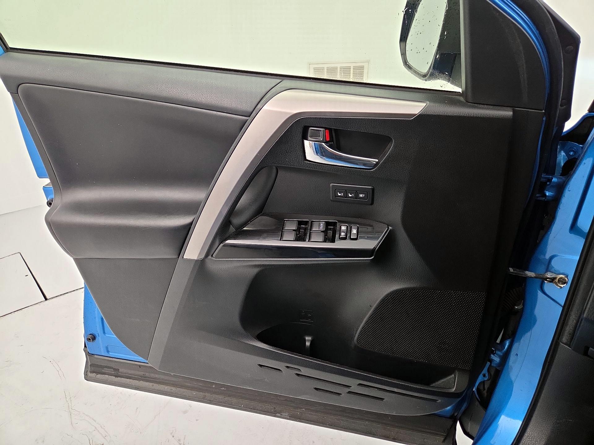 Thumbnail: 2018 Toyota RAV4 - 12