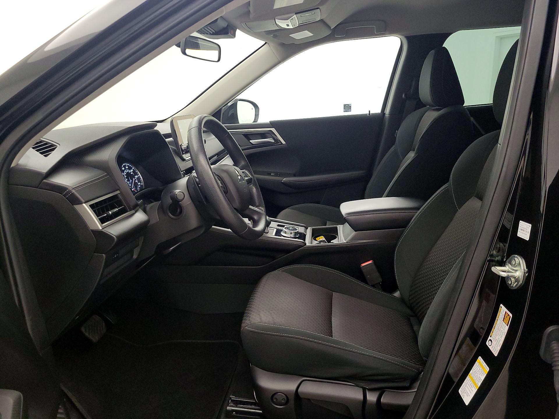 Thumbnail: 2023 Mitsubishi Outlander - 11