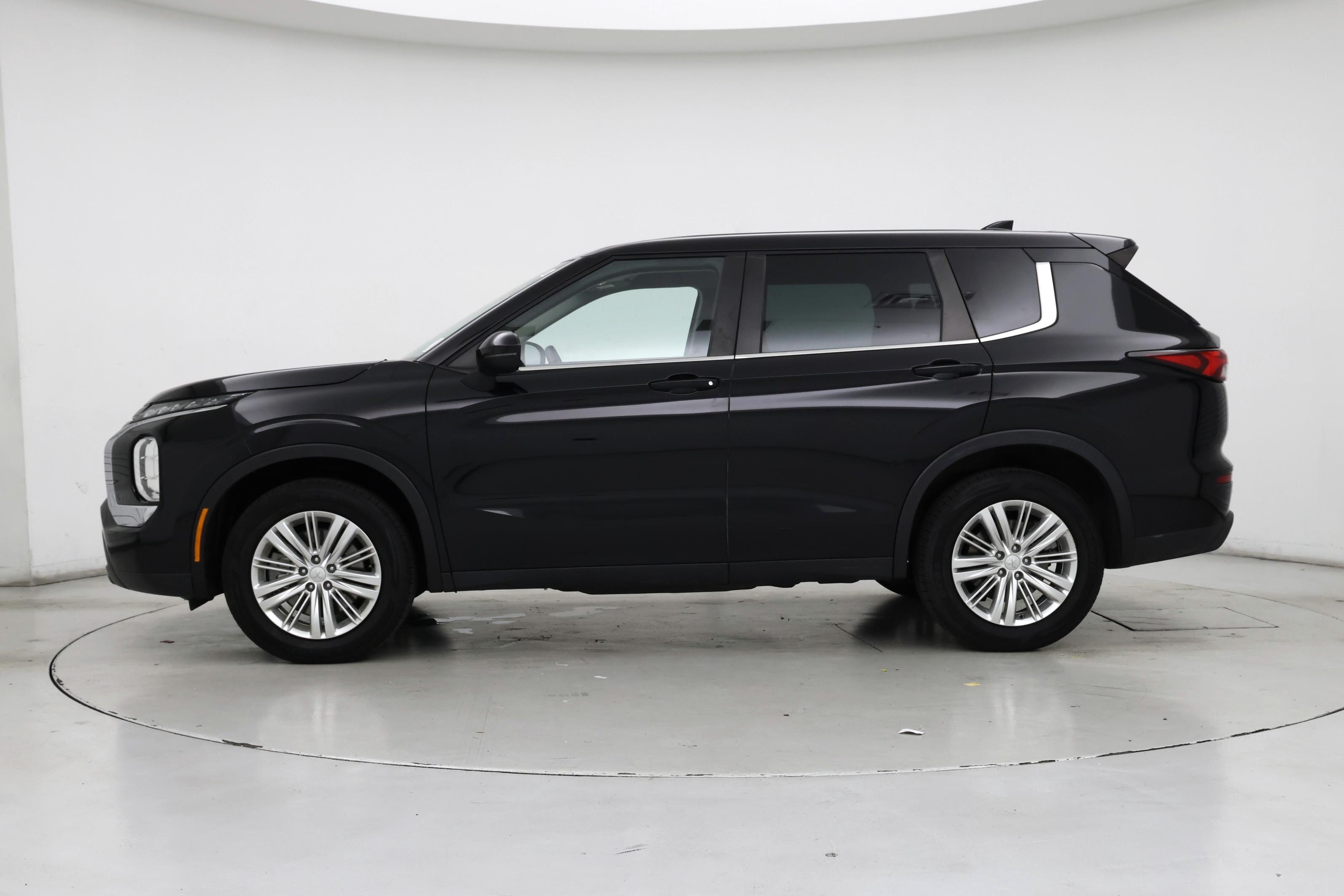 Thumbnail: 2023 Mitsubishi Outlander - 3