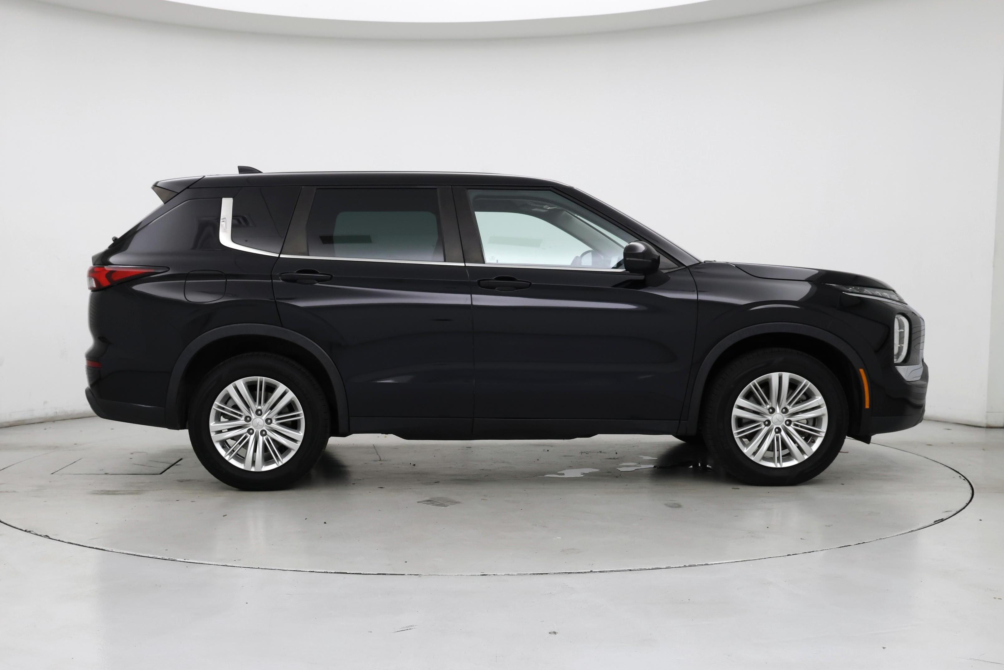 Thumbnail: 2023 Mitsubishi Outlander - 7