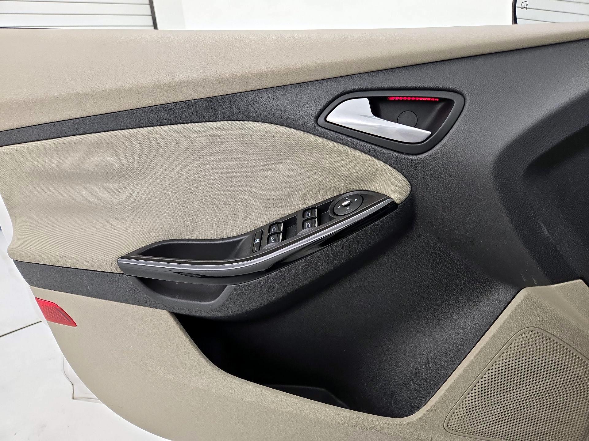 Thumbnail: 2014 Ford Focus - 12