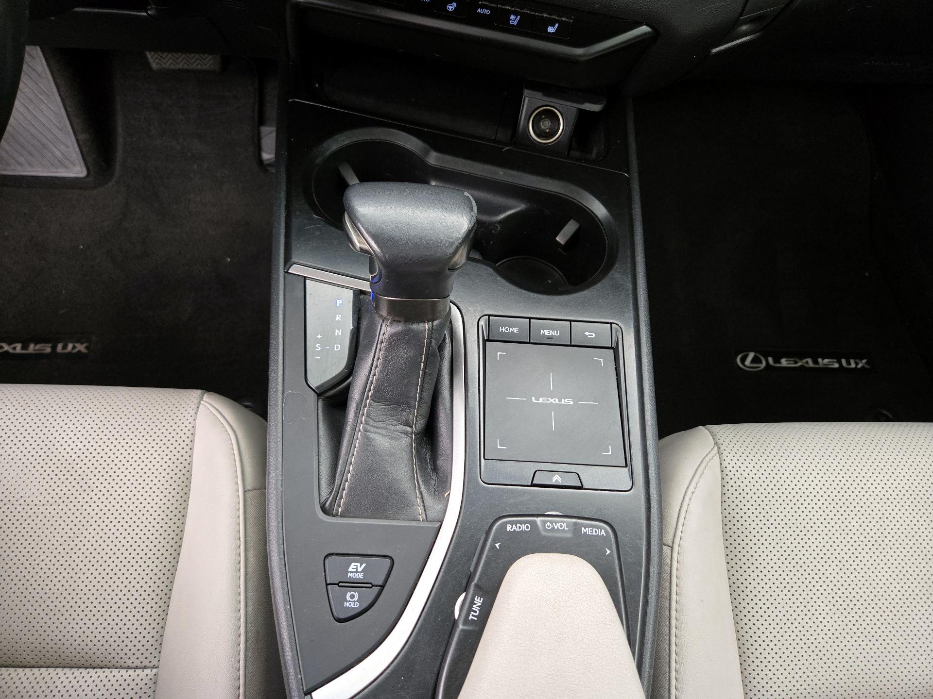 Thumbnail: 2019 Lexus UX - 17