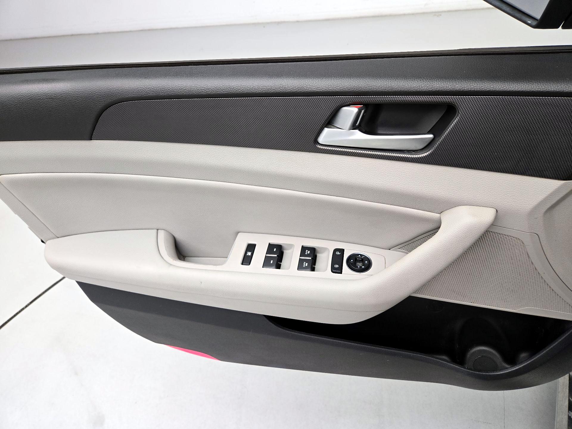 Thumbnail: 2015 Hyundai Sonata - 12