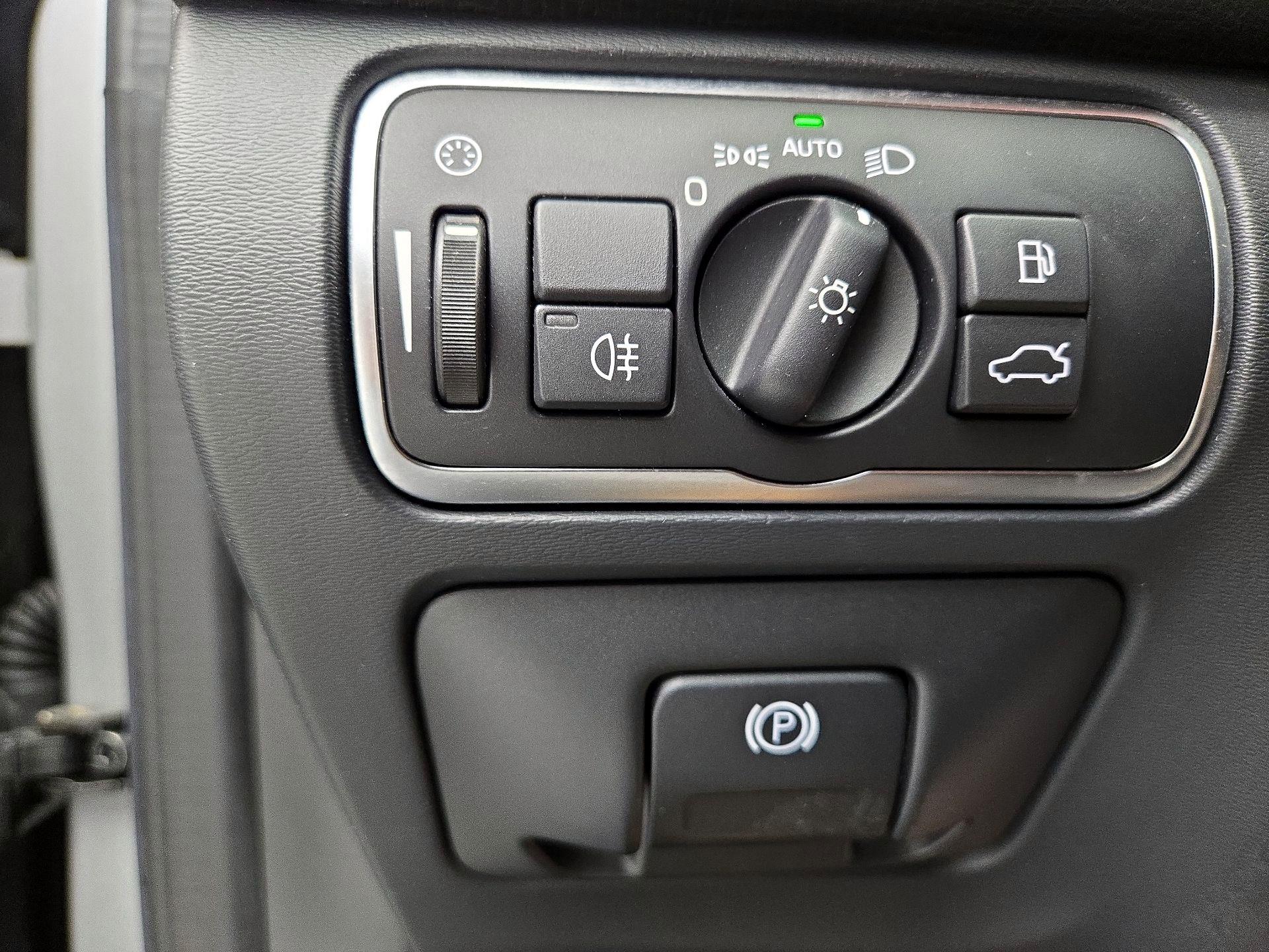 Thumbnail: 2016 Volvo XC60 - 13