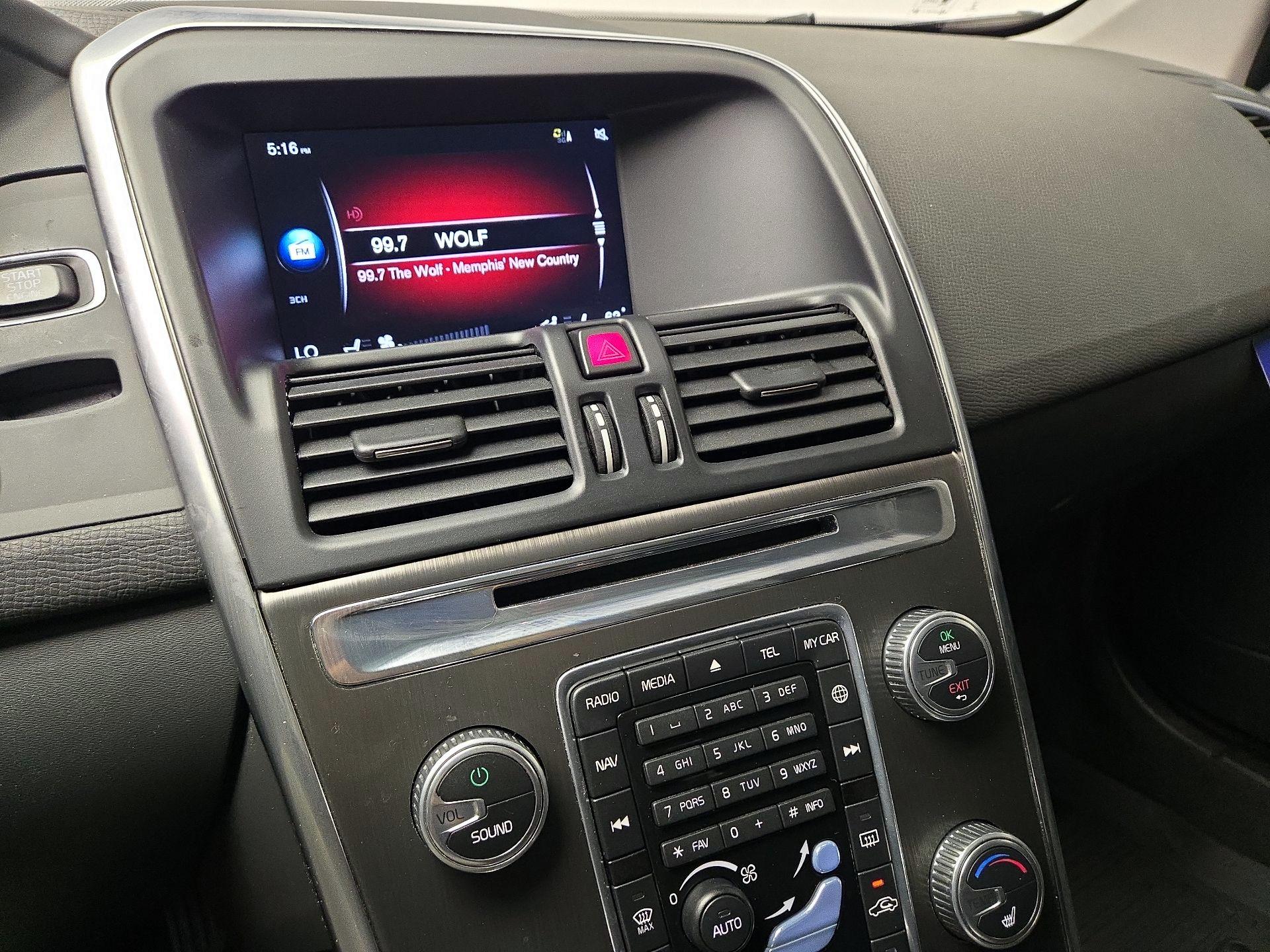 Thumbnail: 2016 Volvo XC60 - 16