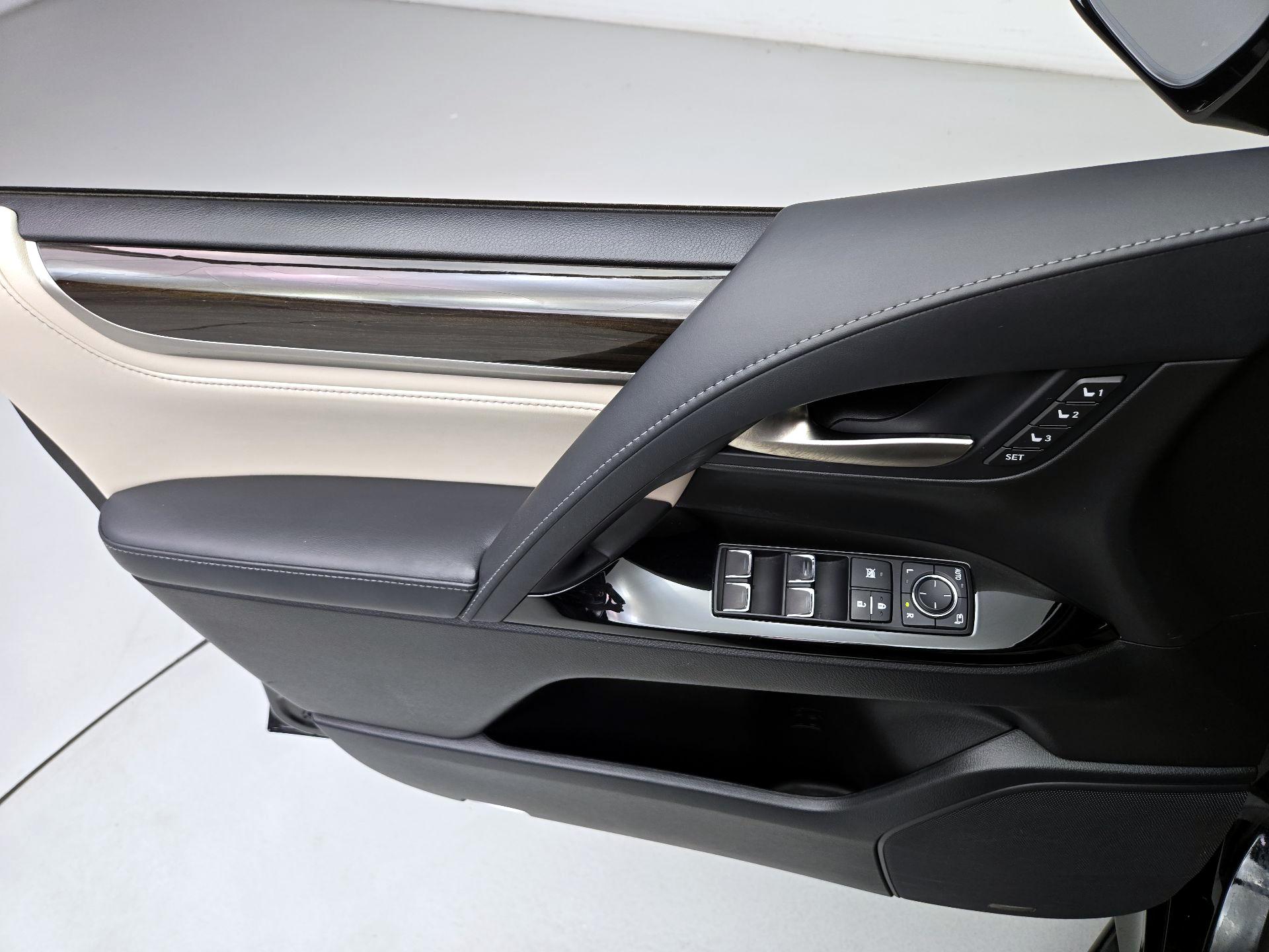 Thumbnail: 2019 Lexus LX - 12