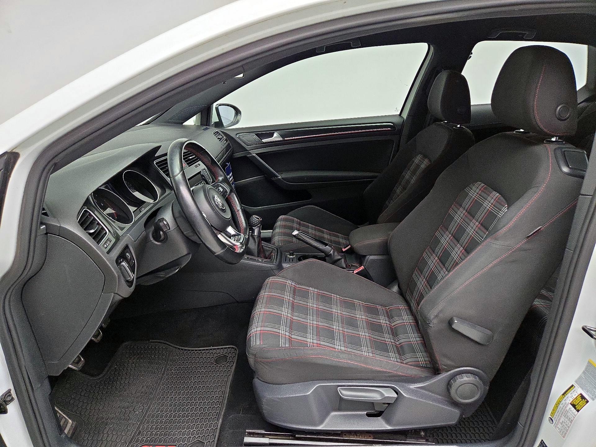 Thumbnail: 2015 Volkswagen Golf - 11