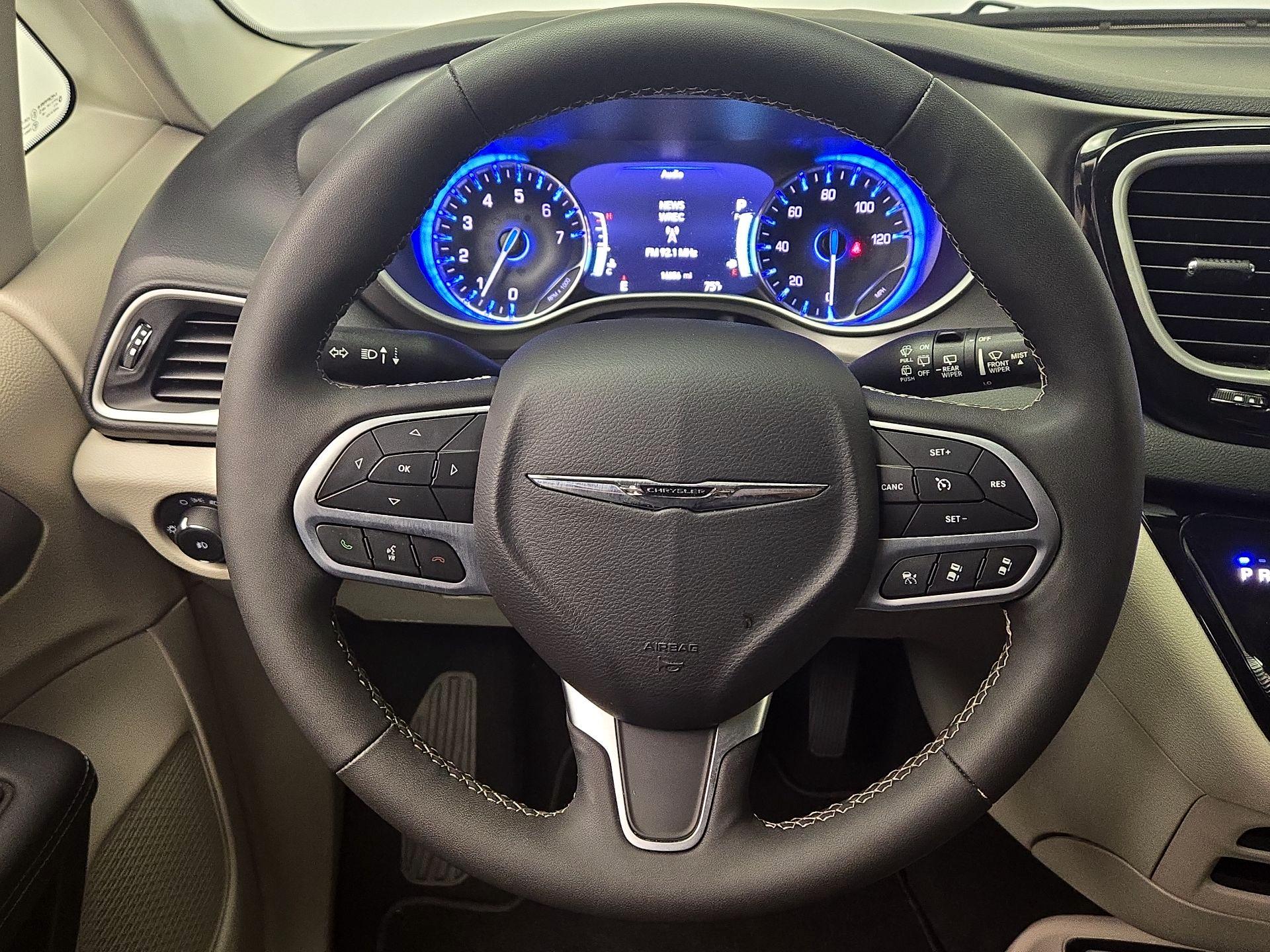 Thumbnail: 2023 Chrysler Pacifica - 10
