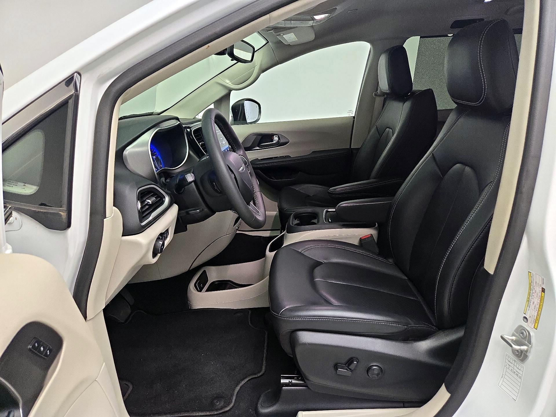 Thumbnail: 2023 Chrysler Pacifica - 11