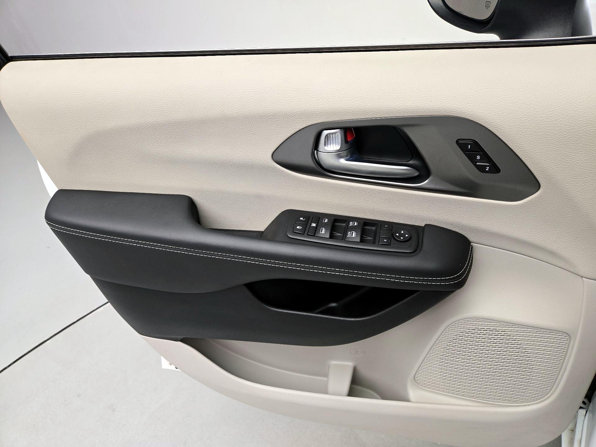 Thumbnail: 2023 Chrysler Pacifica - 12