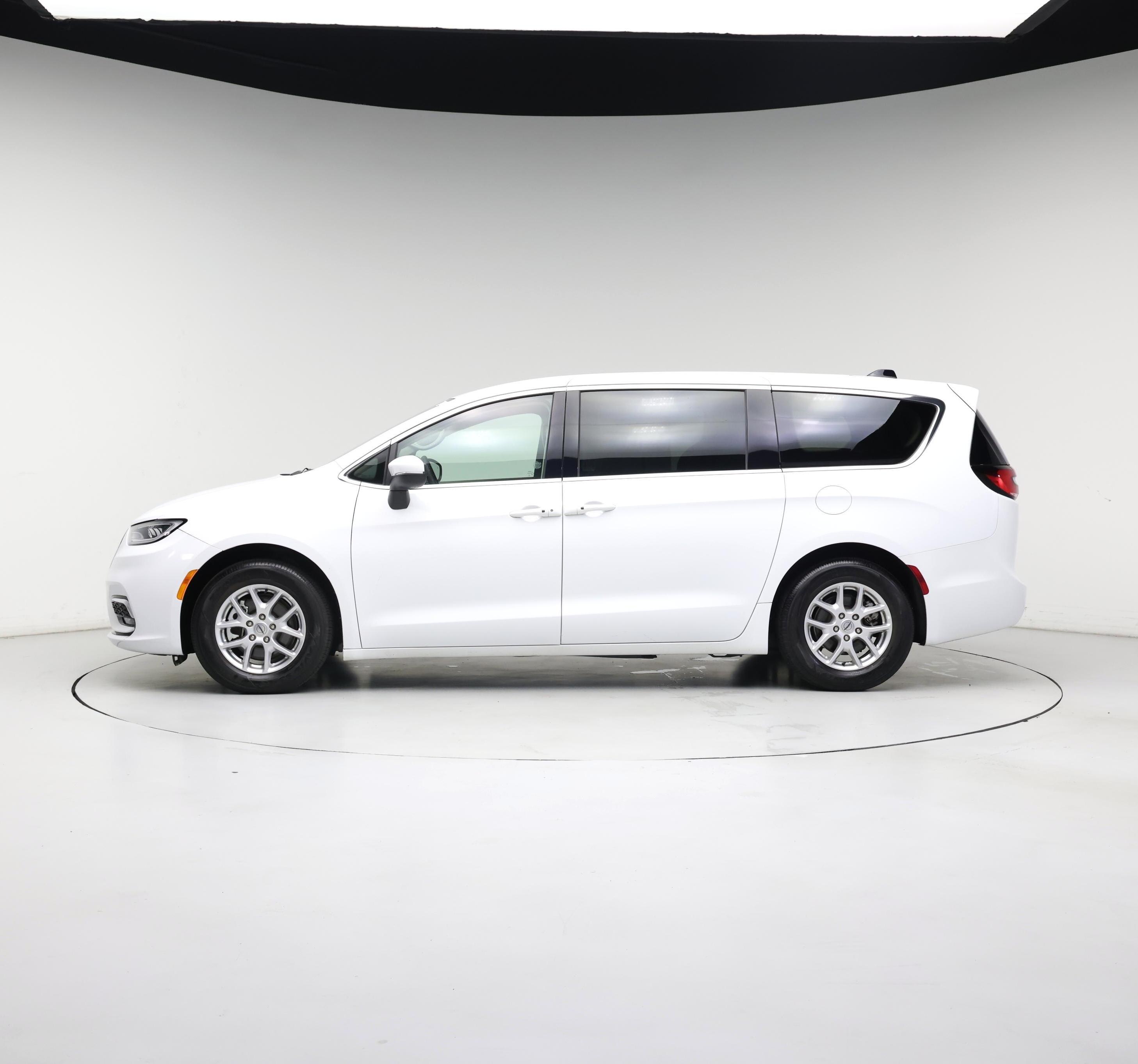 Thumbnail: 2023 Chrysler Pacifica - 3