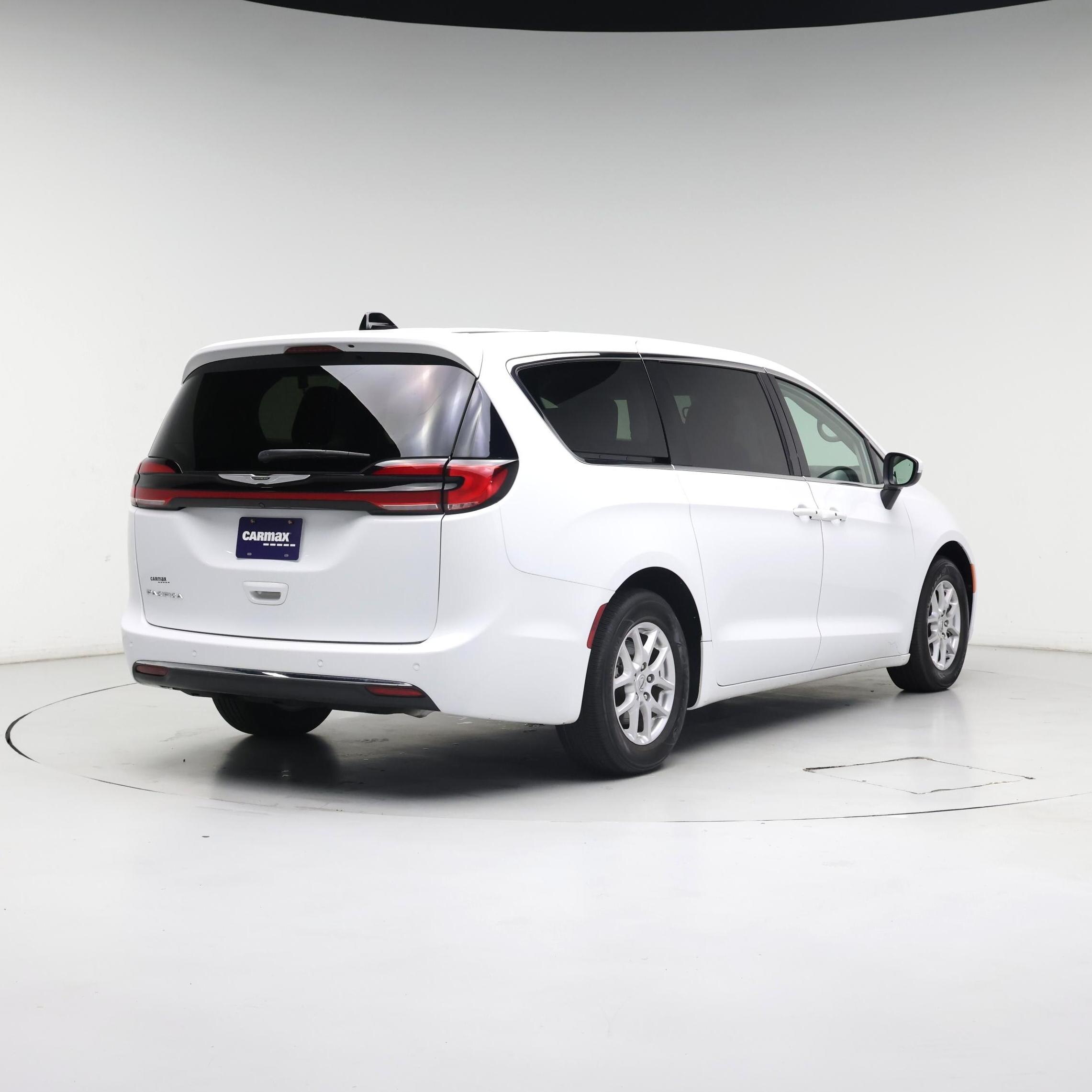 Thumbnail: 2023 Chrysler Pacifica - 8