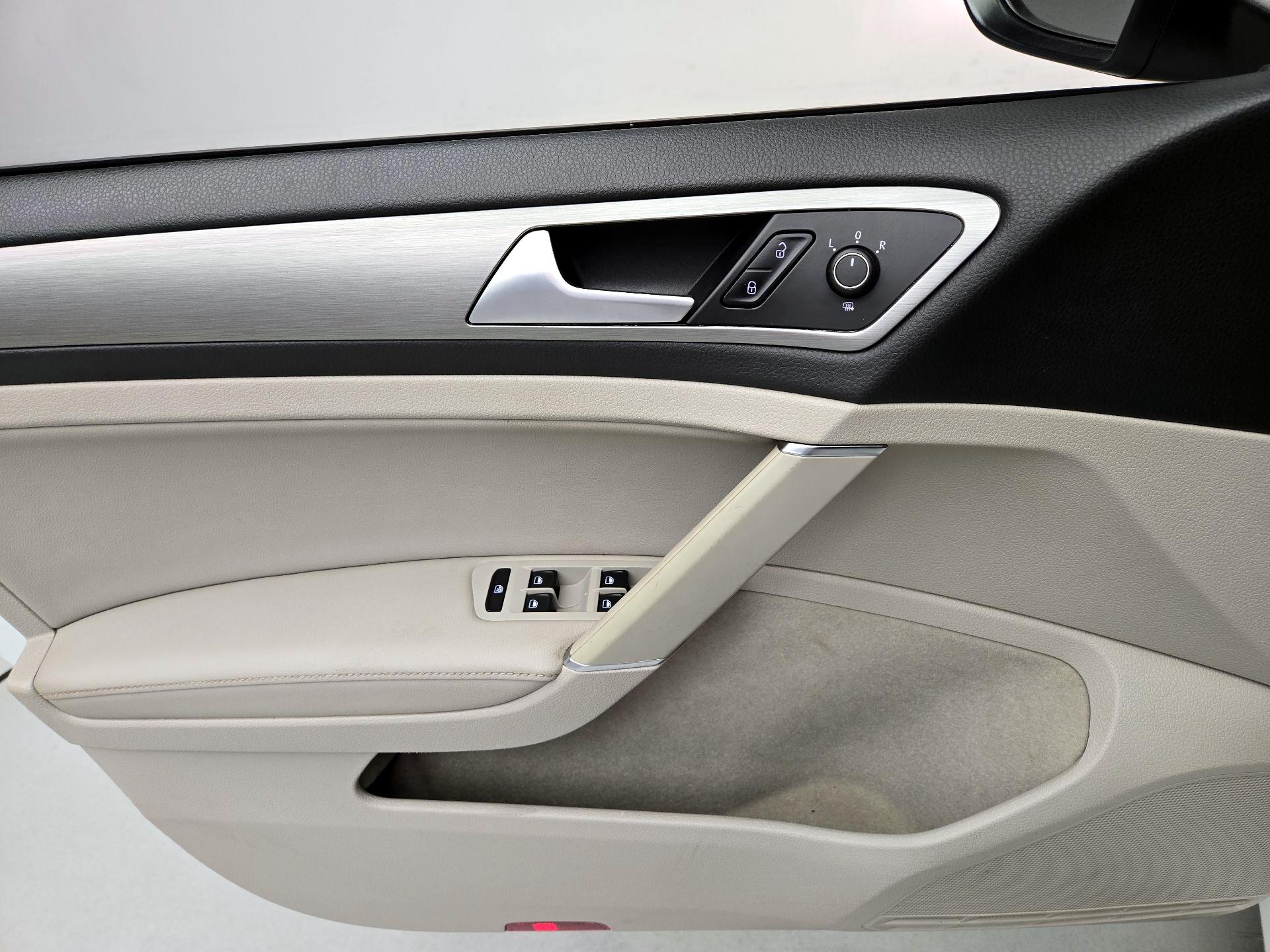 Thumbnail: 2015 Volkswagen Golf - 12