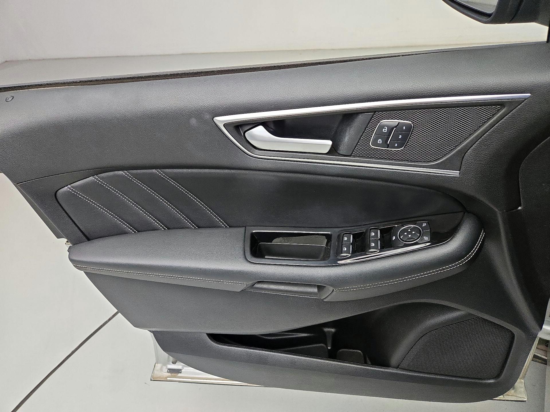 Thumbnail: 2016 Ford Edge - 12