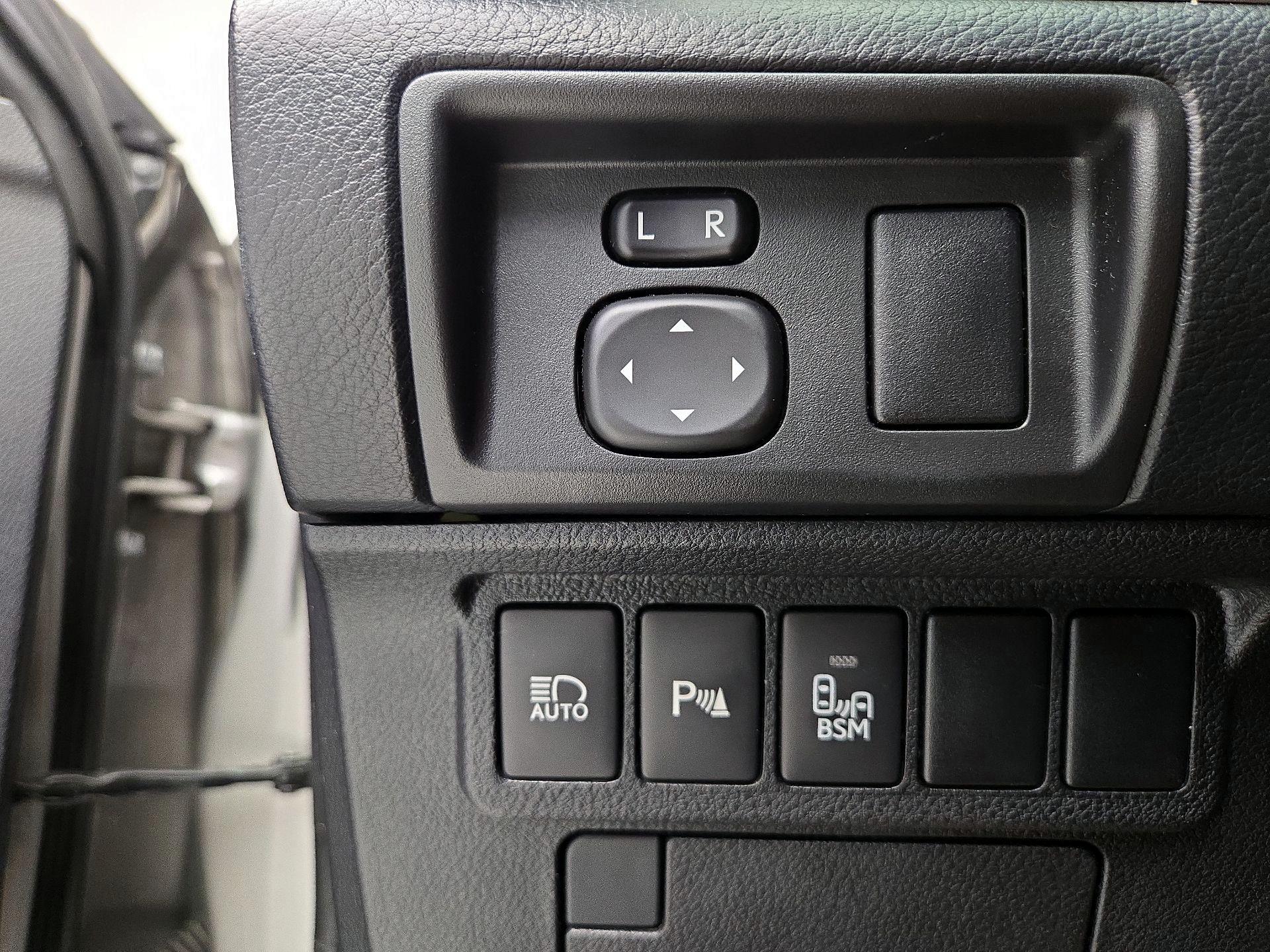 Thumbnail: 2016 Lexus ES - 13