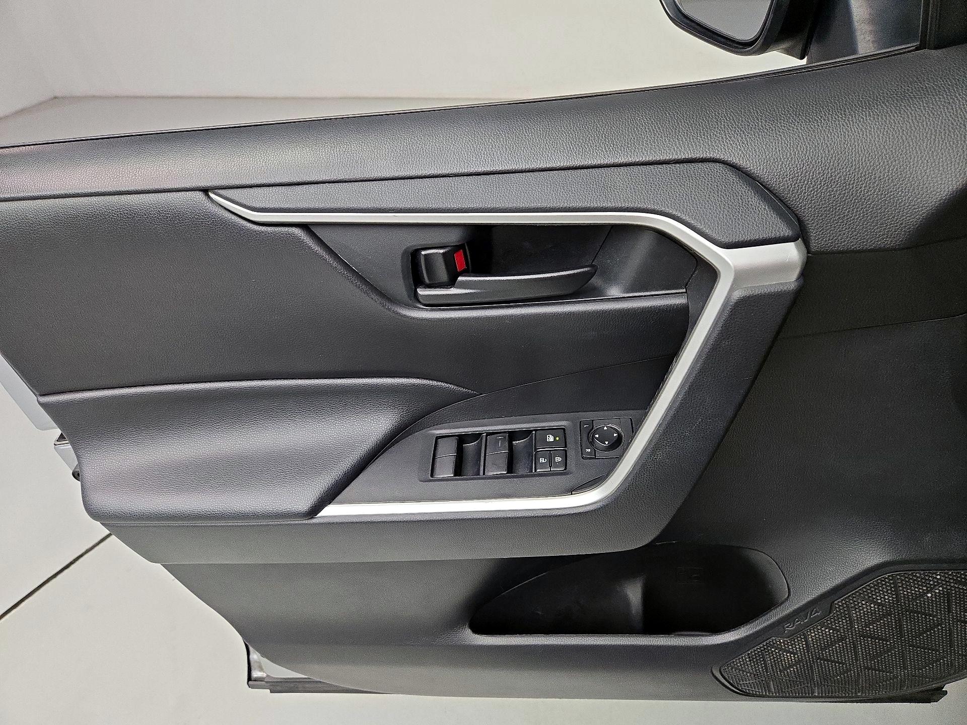 Thumbnail: 2020 Toyota RAV4 - 12