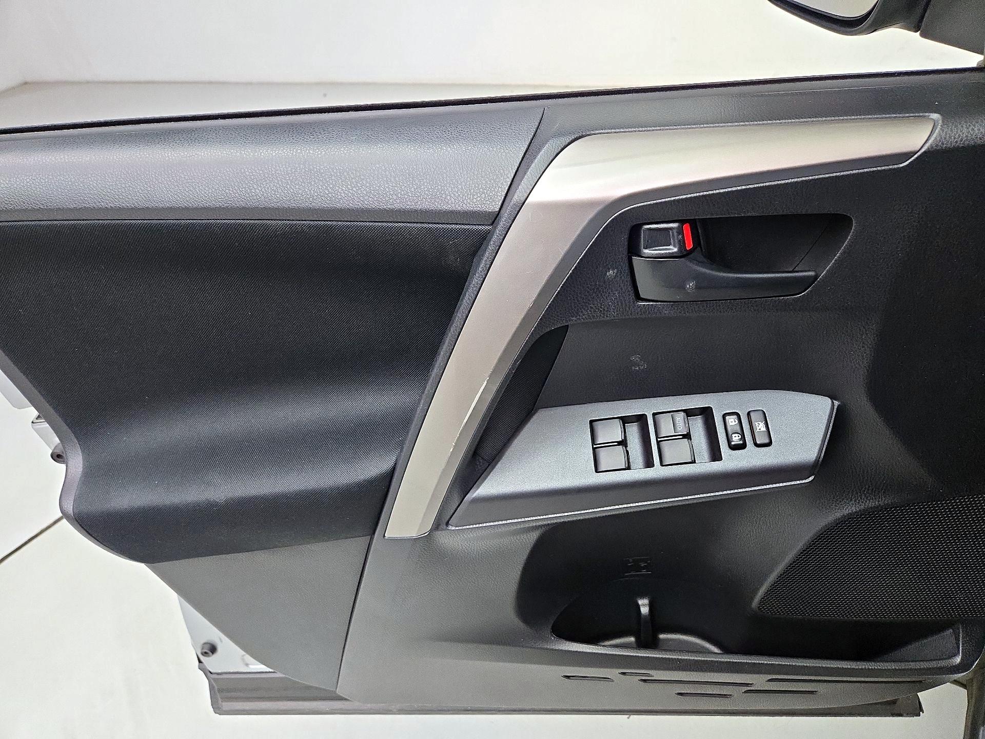 Thumbnail: 2018 Toyota RAV4 - 12