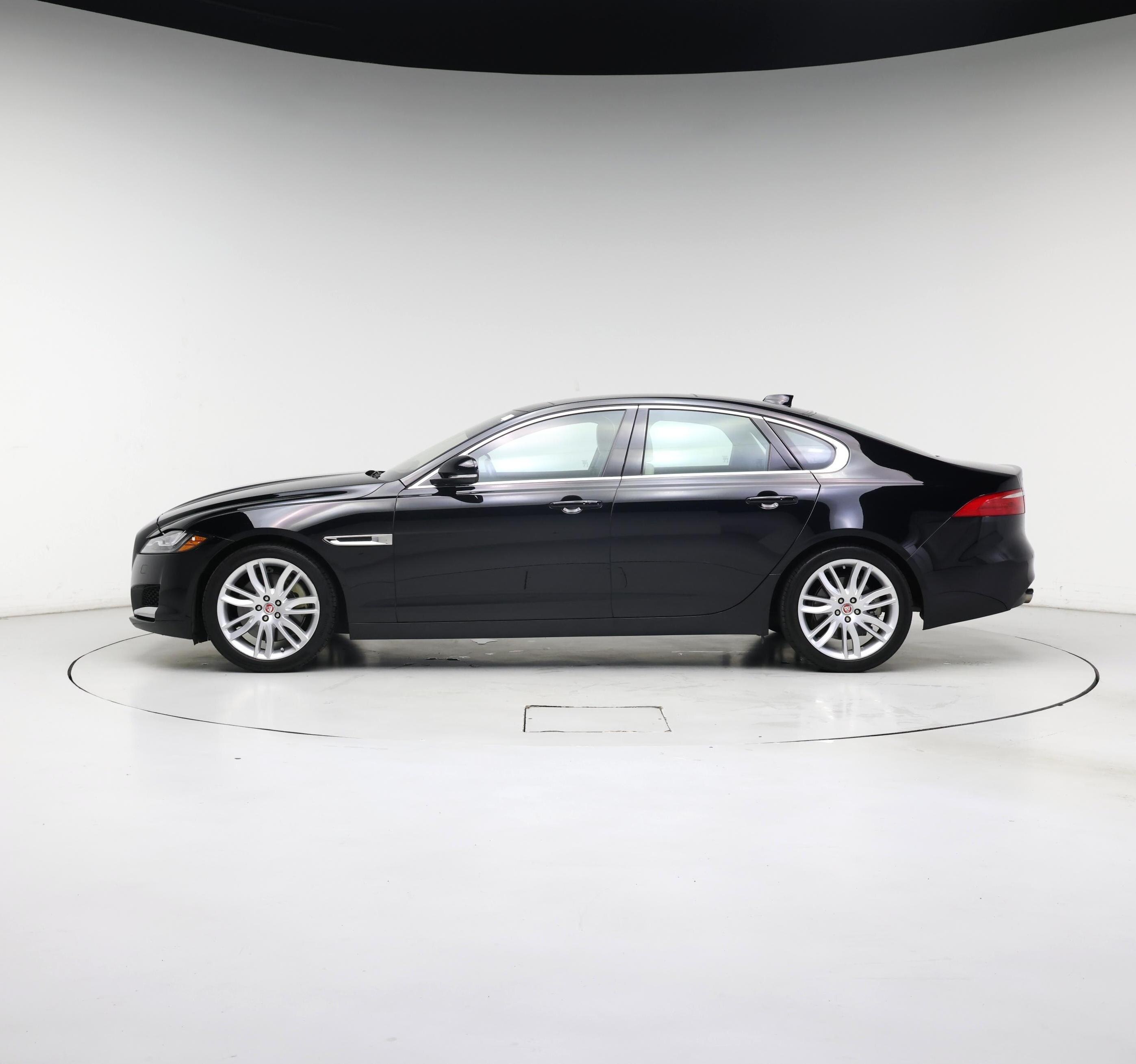 Thumbnail: 2017 Jaguar XF - 3