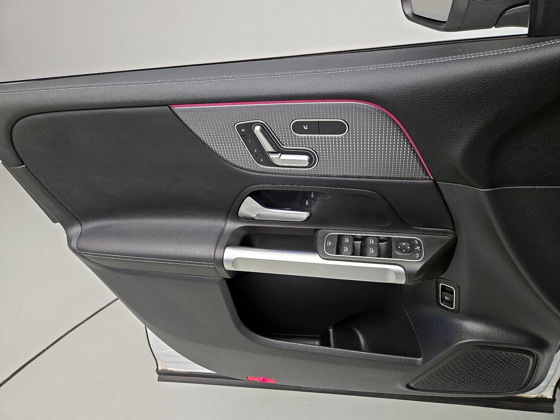 Thumbnail: 2023 Mercedes-Benz GLB - 12