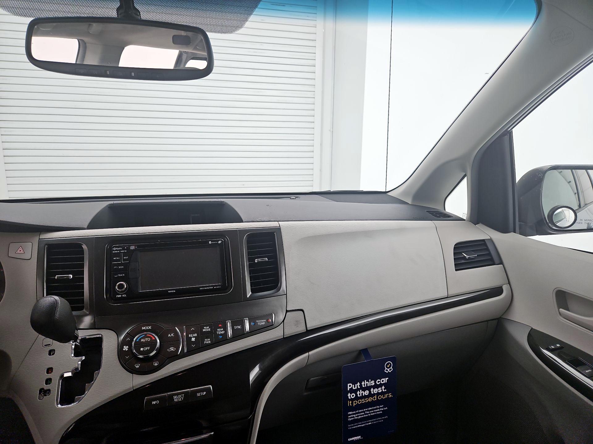 Thumbnail: 2014 Toyota Sienna - 9