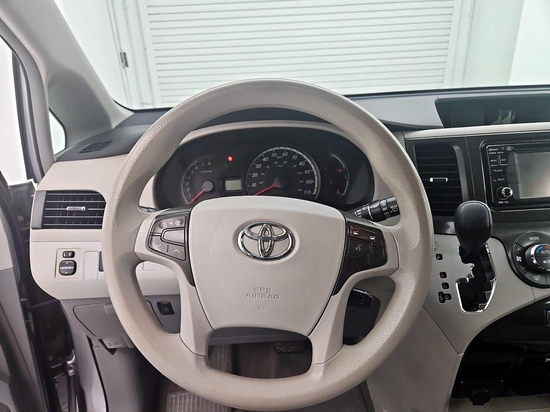 Thumbnail: 2014 Toyota Sienna - 10