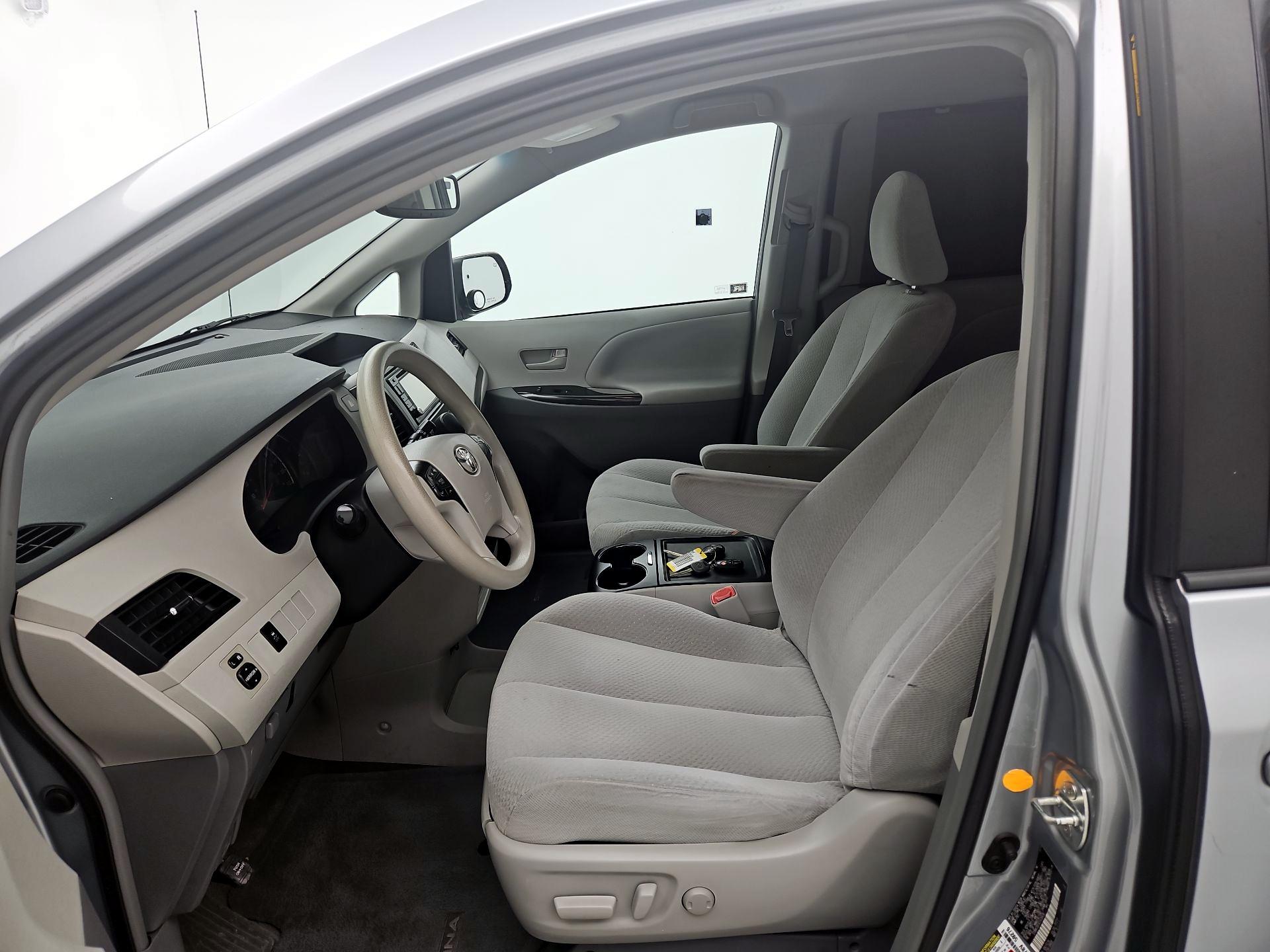Thumbnail: 2014 Toyota Sienna - 11