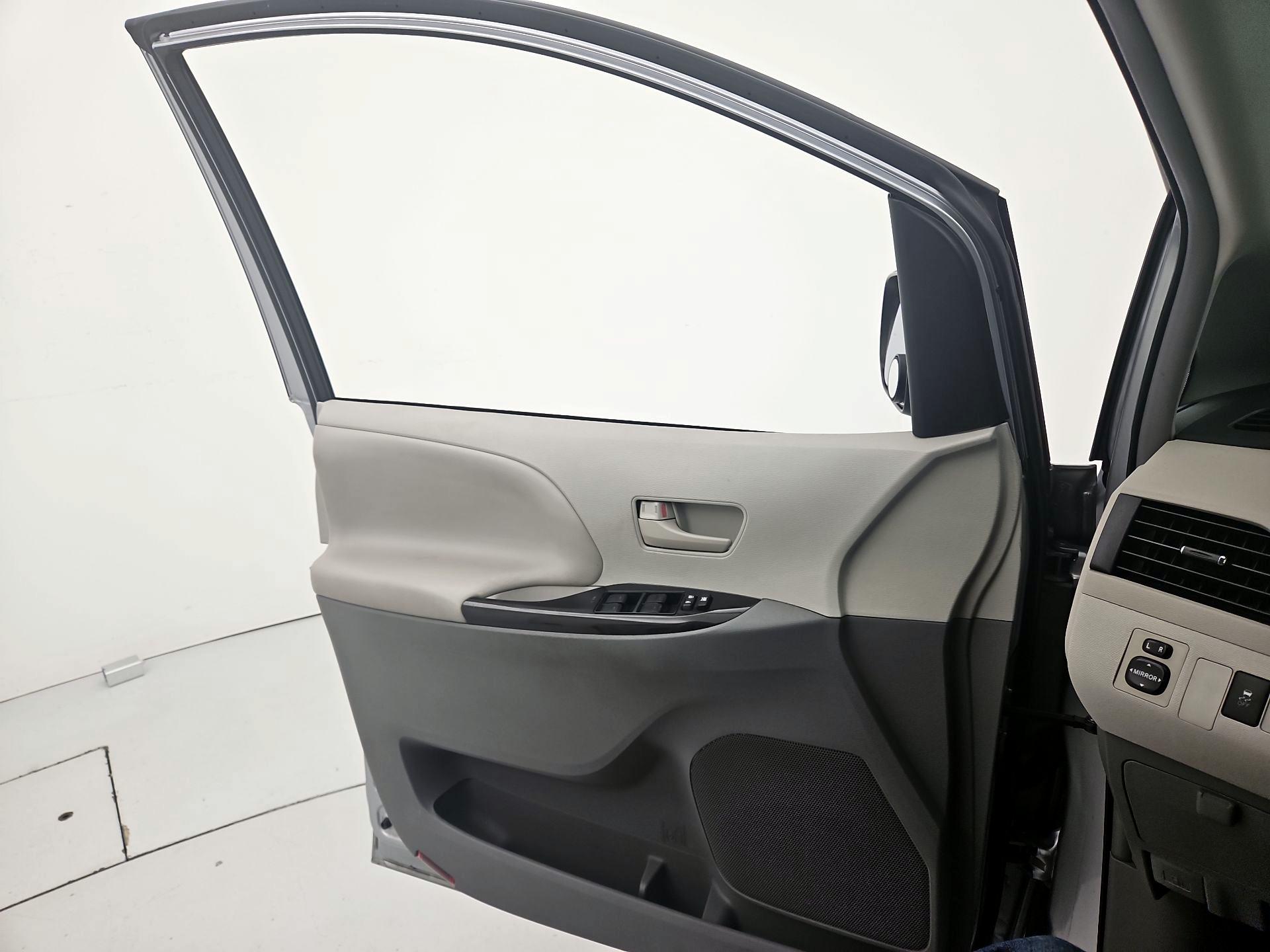 Thumbnail: 2014 Toyota Sienna - 12